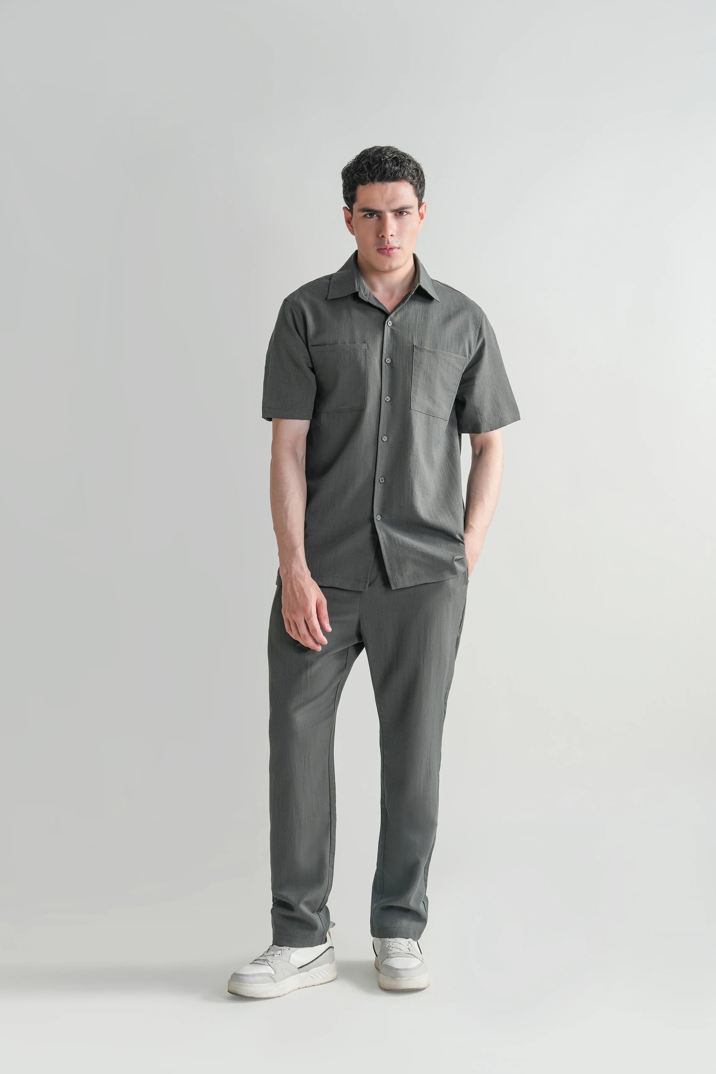 Dark grey casual short-sleeve shirt, regular collar, button front, chest pockets