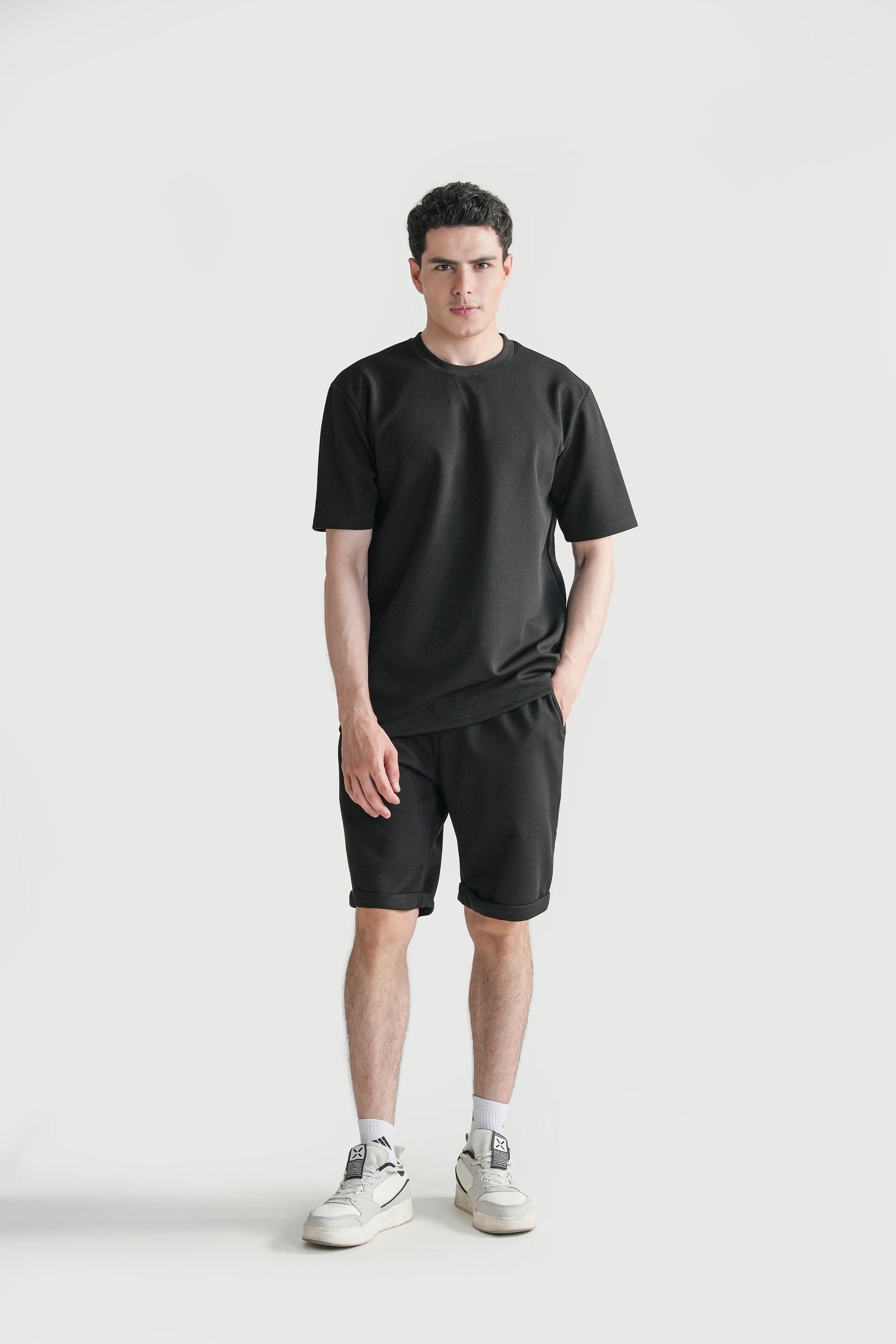 Oversize crew neck T-shirt, black, short-sleeve with relaxed fit and straight hem