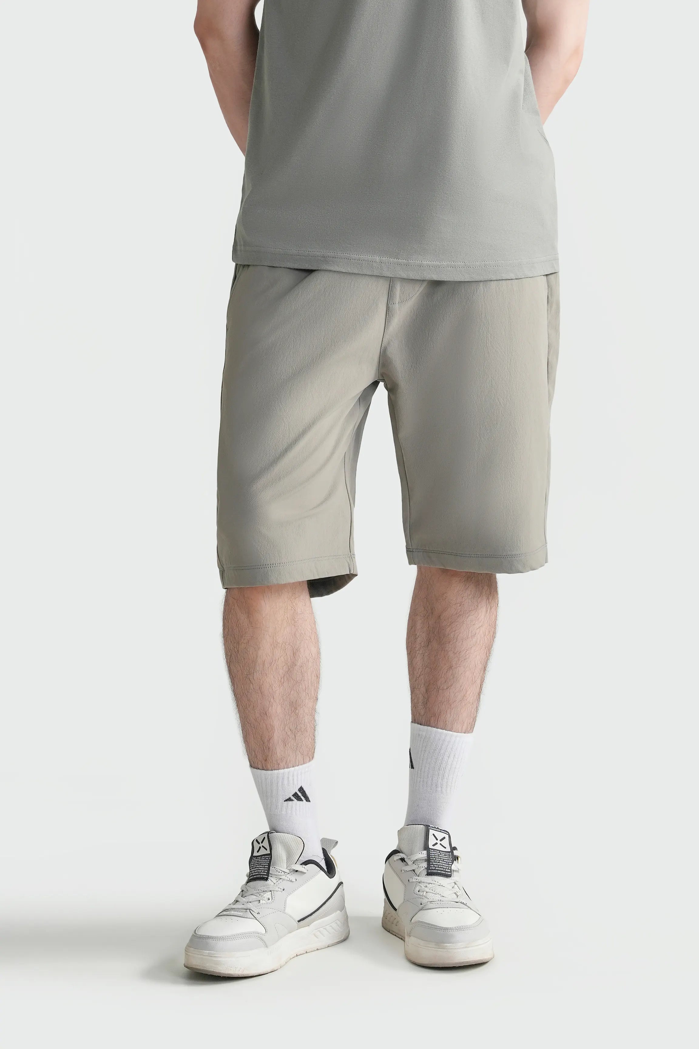 Olive regular-fit shorts with relaxed fit and knee-length hemline.