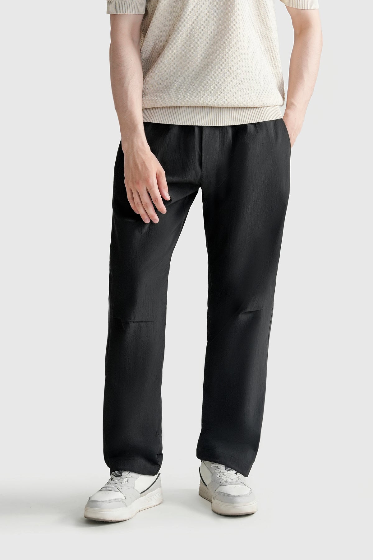 Black loose-fit casual trousers with relaxed wide legs and side pockets