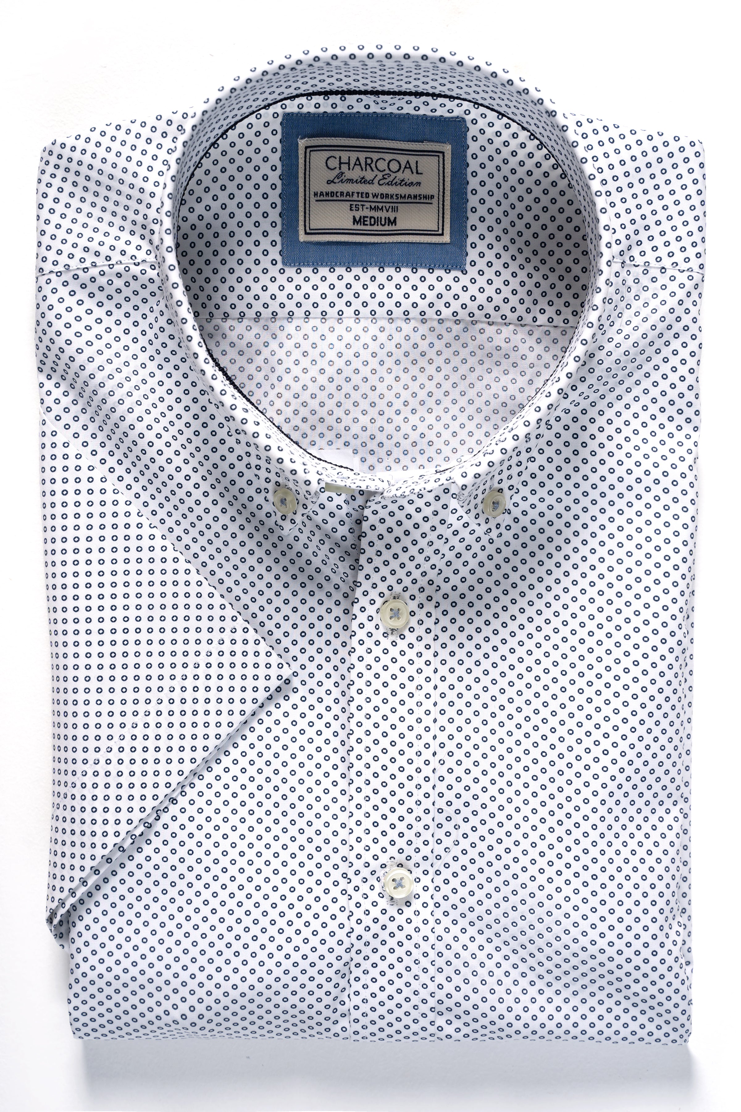 Men's half-sleeve shirt in white with small dark circle pattern, buttoned collar