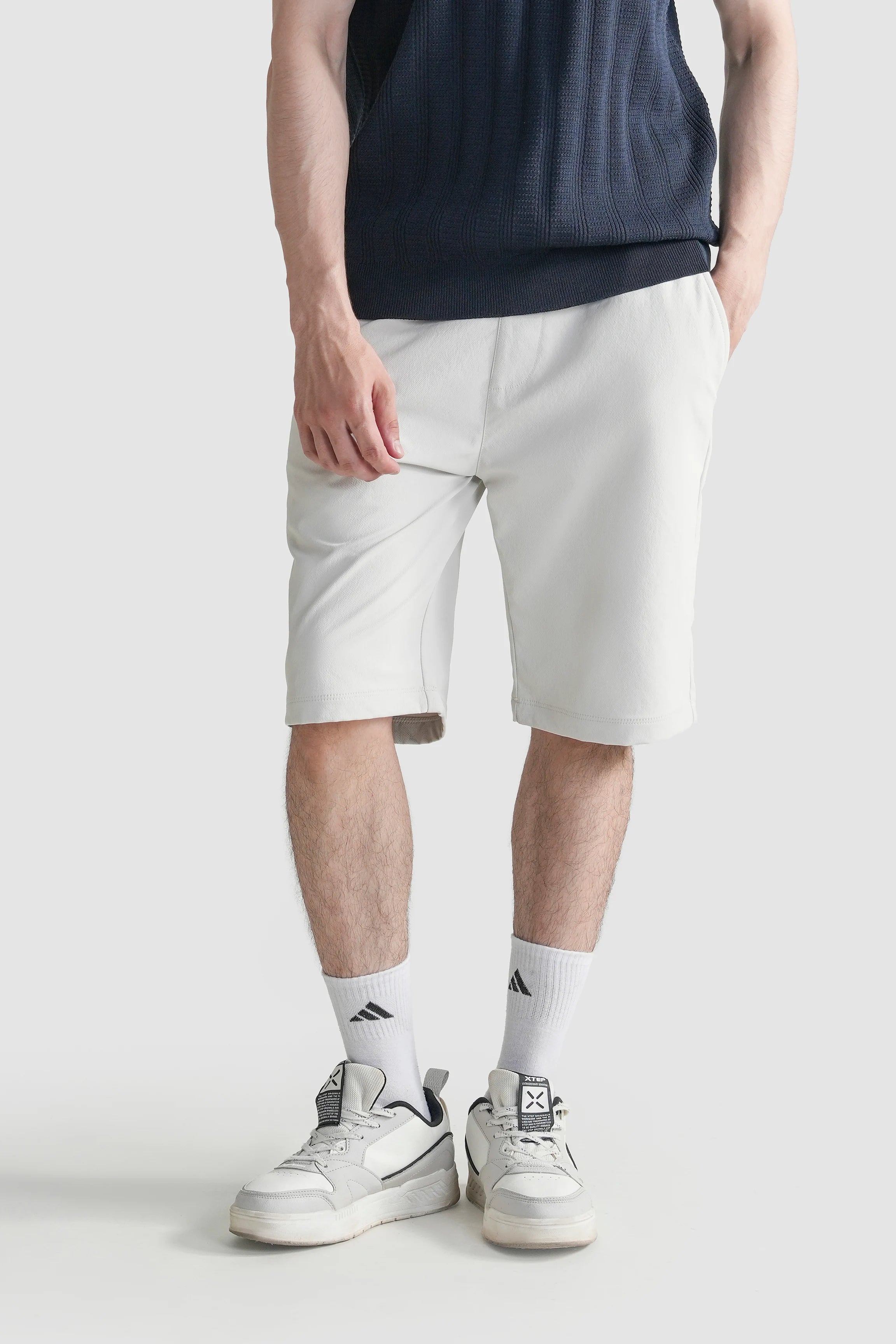 Regular-fit shorts in light color, straight hem and side pockets