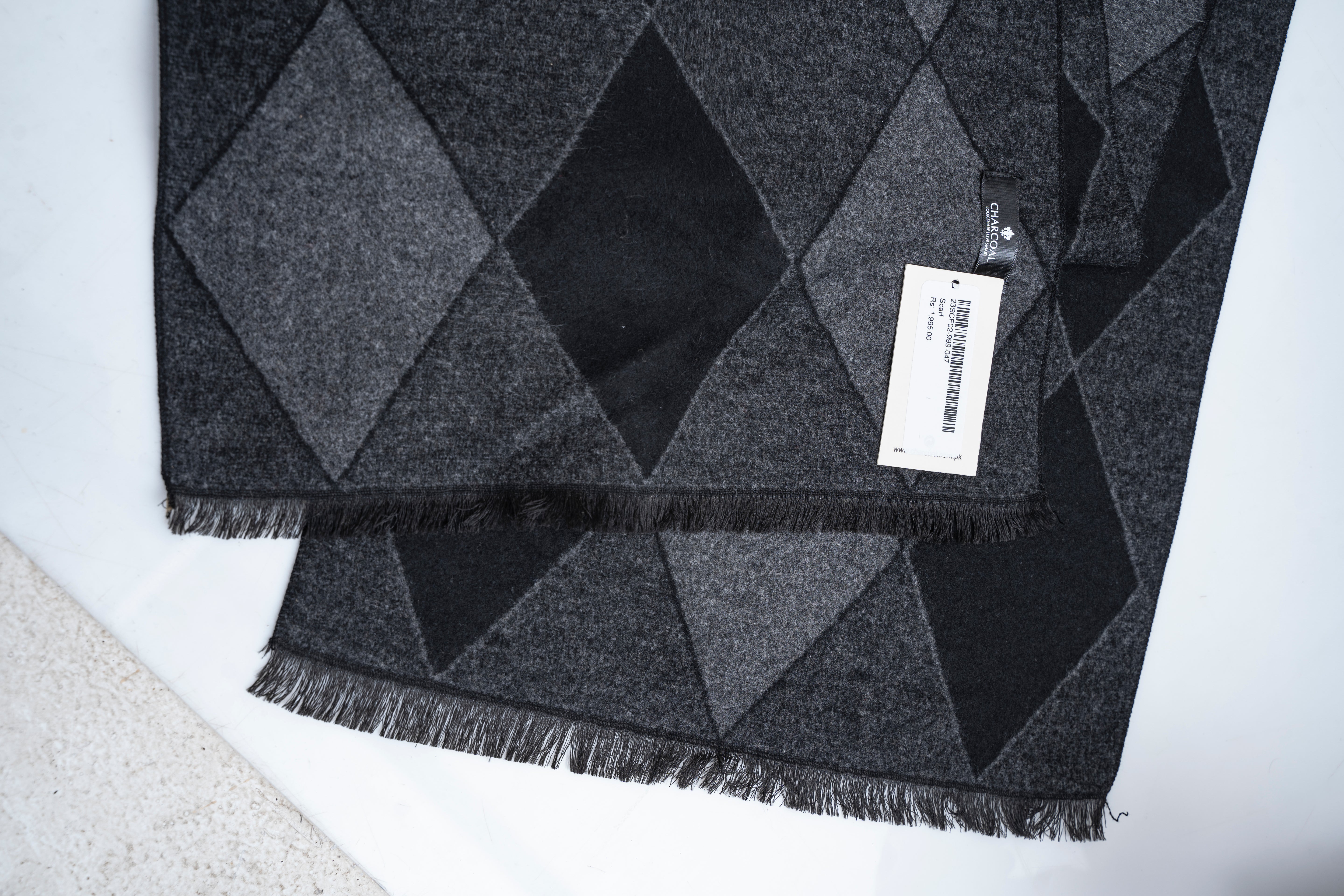 Argyle scarf in dark gray with diamond pattern, fringes, price tag attached