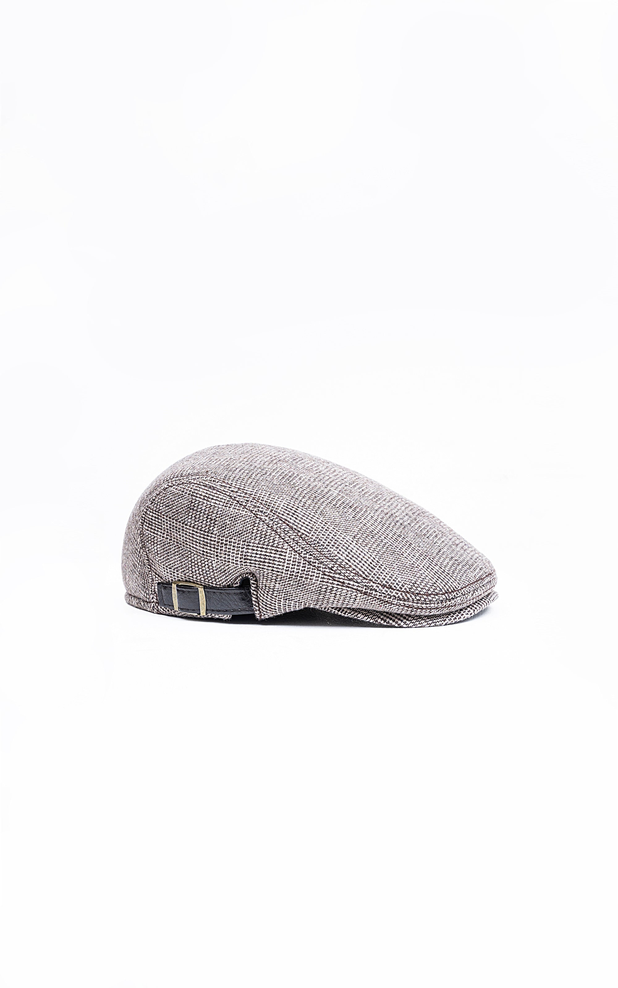 Golf cap in heather gray fabric with adjustable black strap and metal buckle