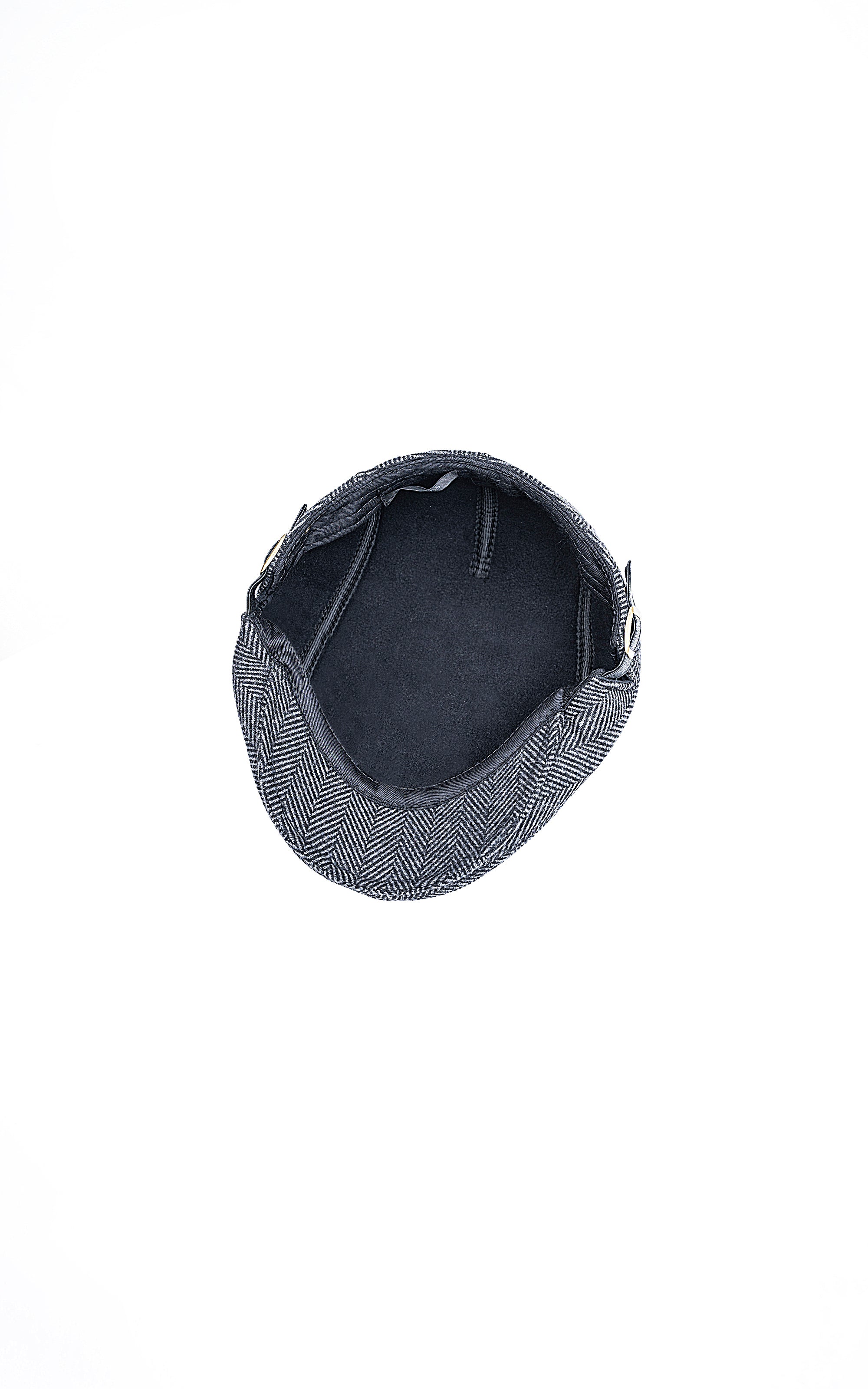Golf cap interior lining in dark fabric with stitched brim edge