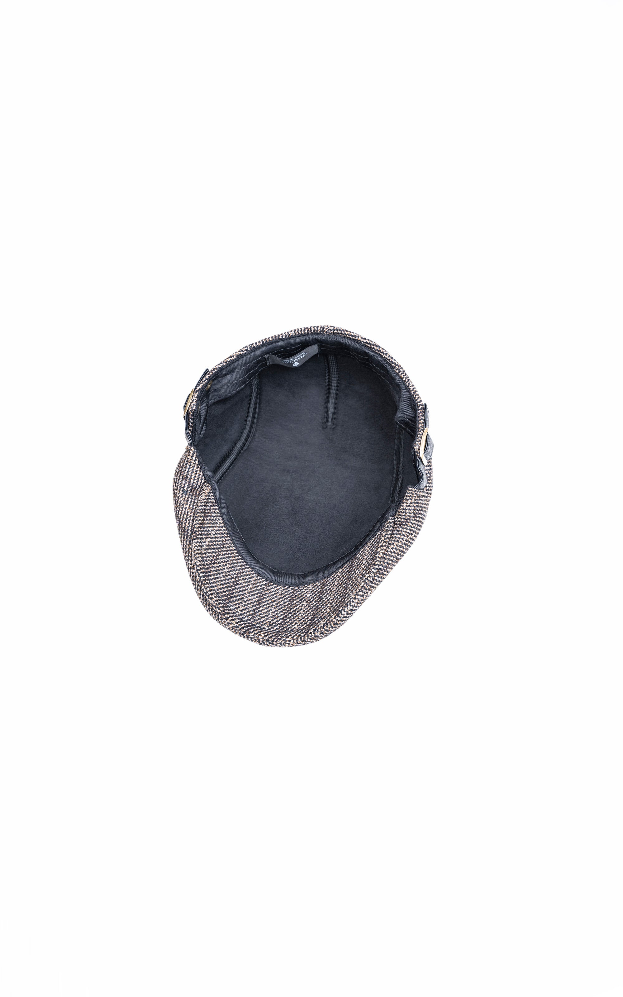 Golf cap with dark interior lining and contrast stitched brim