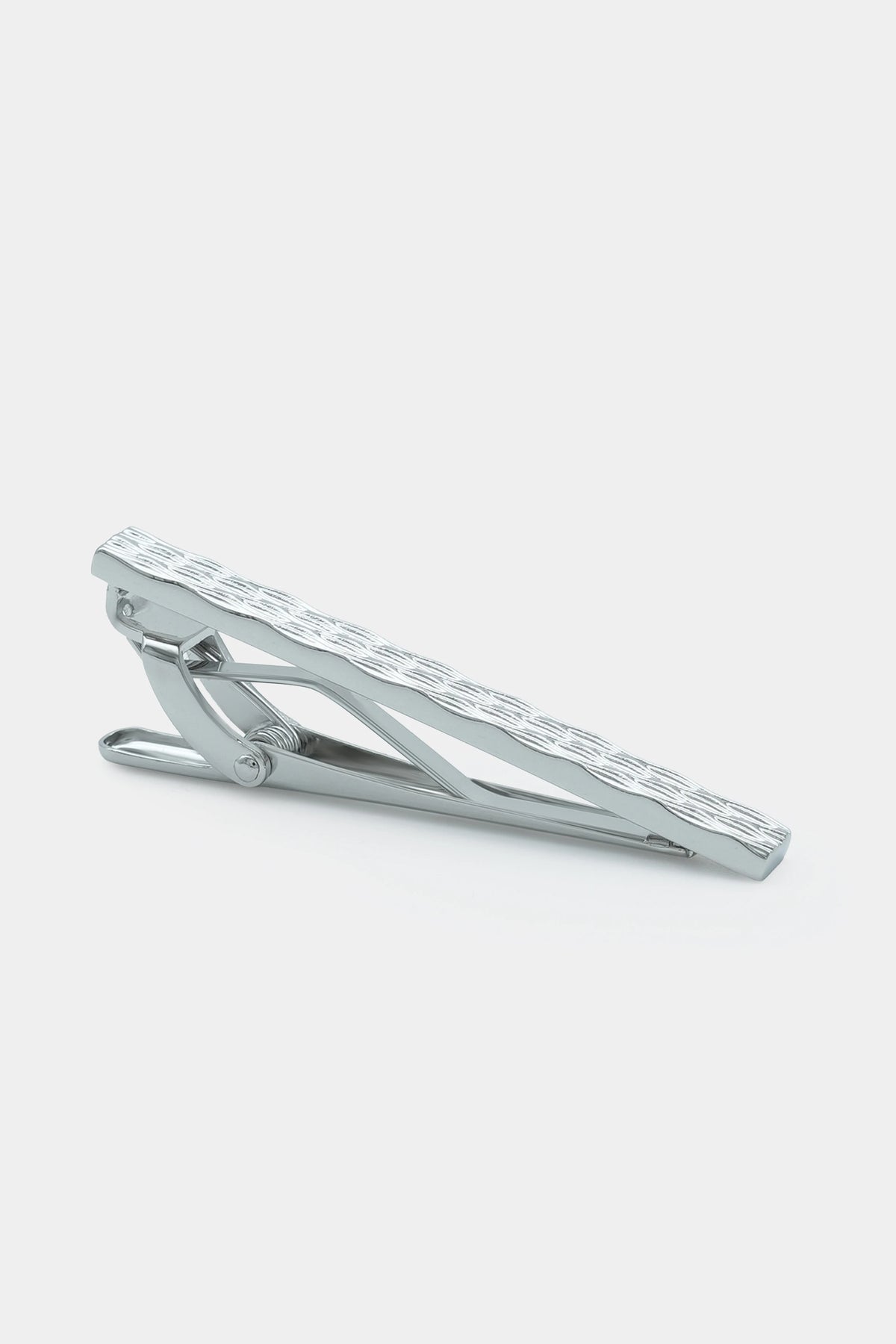 Silver tie pin with ridged textured bar and hinged clasp