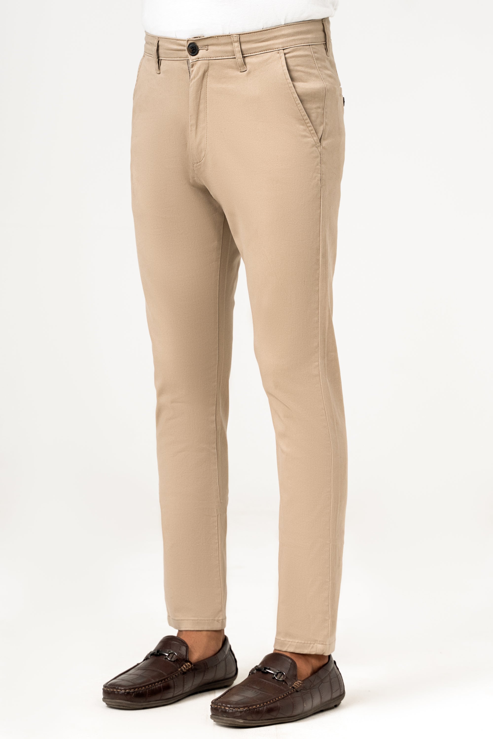 Beige casual pants, side seam and tapered fit, secured with button closure