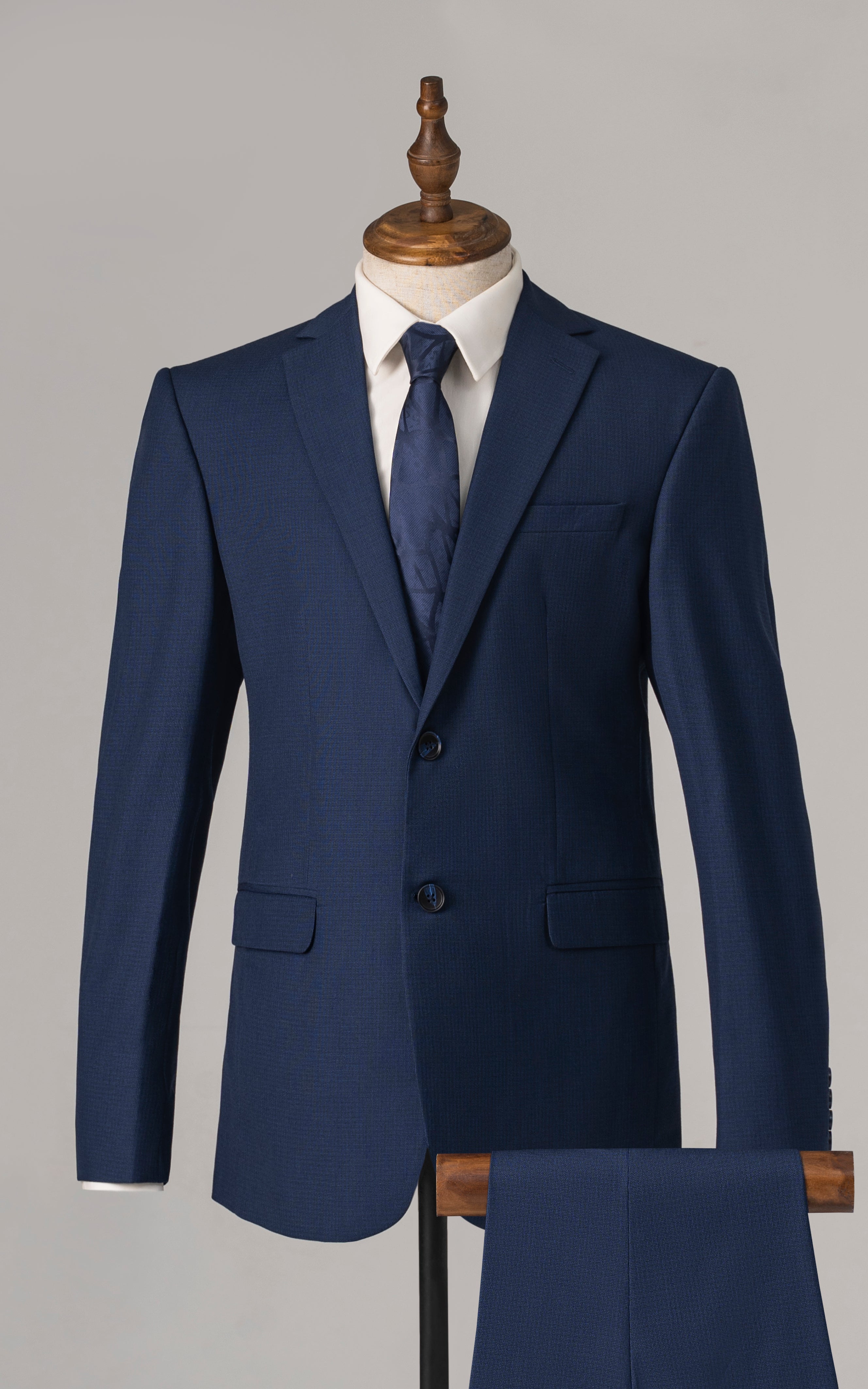 Blue two-piece suit with notch lapel, single-breasted jacket and matching trousers