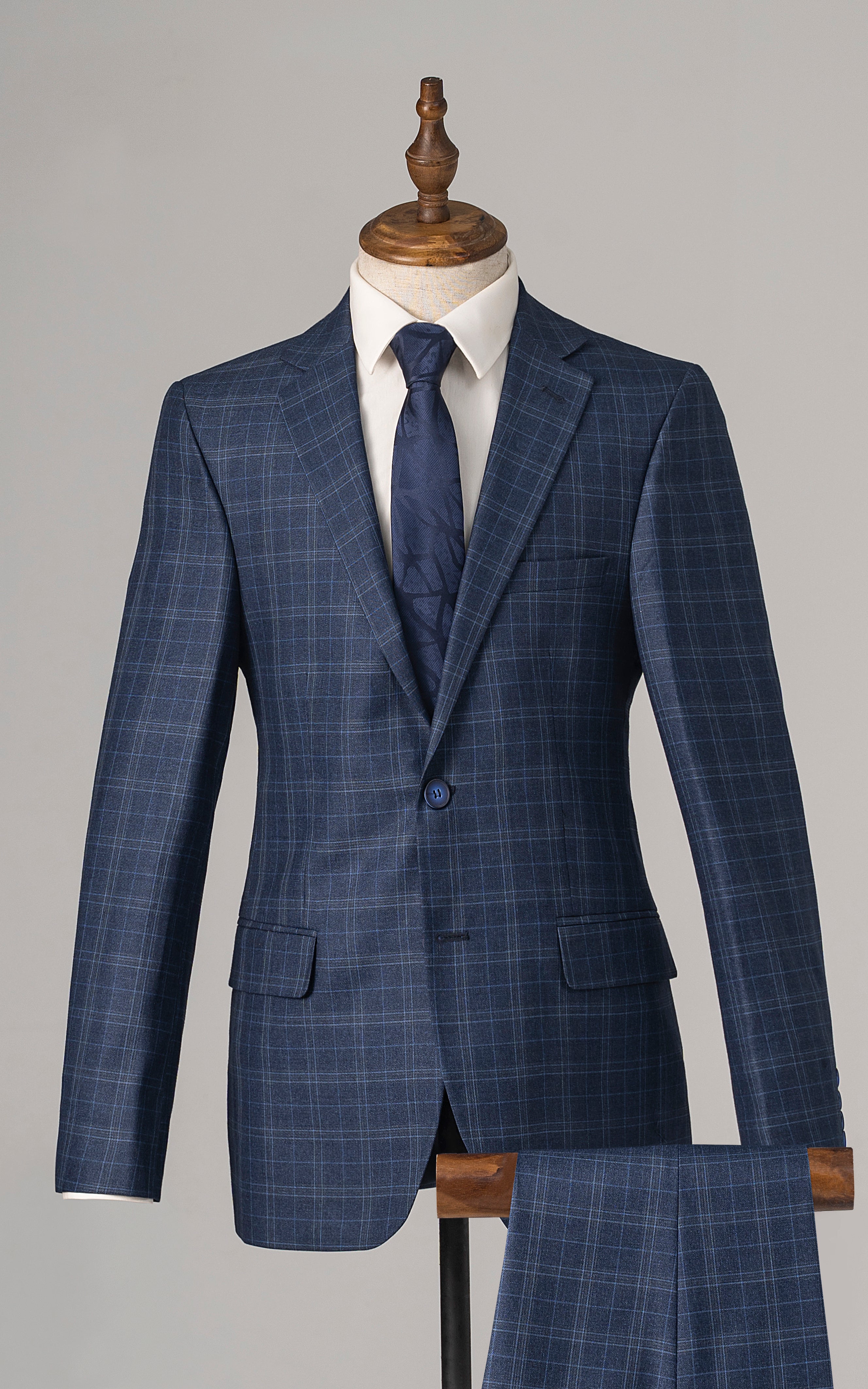 2-piece suit in navy blue with notched lapels and matching vest