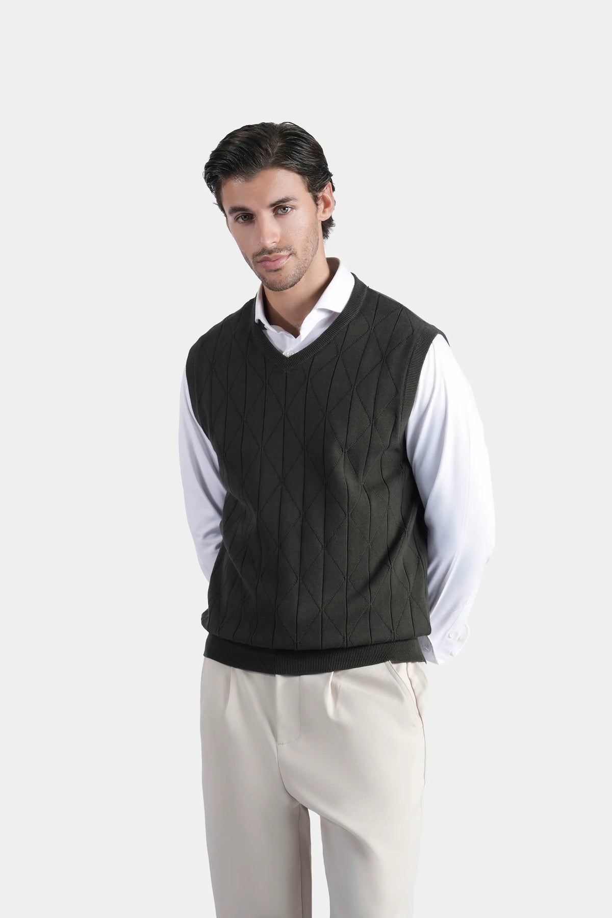 Sleeveless knit V-neck sweater vest in dark color, fitted with diamond texture