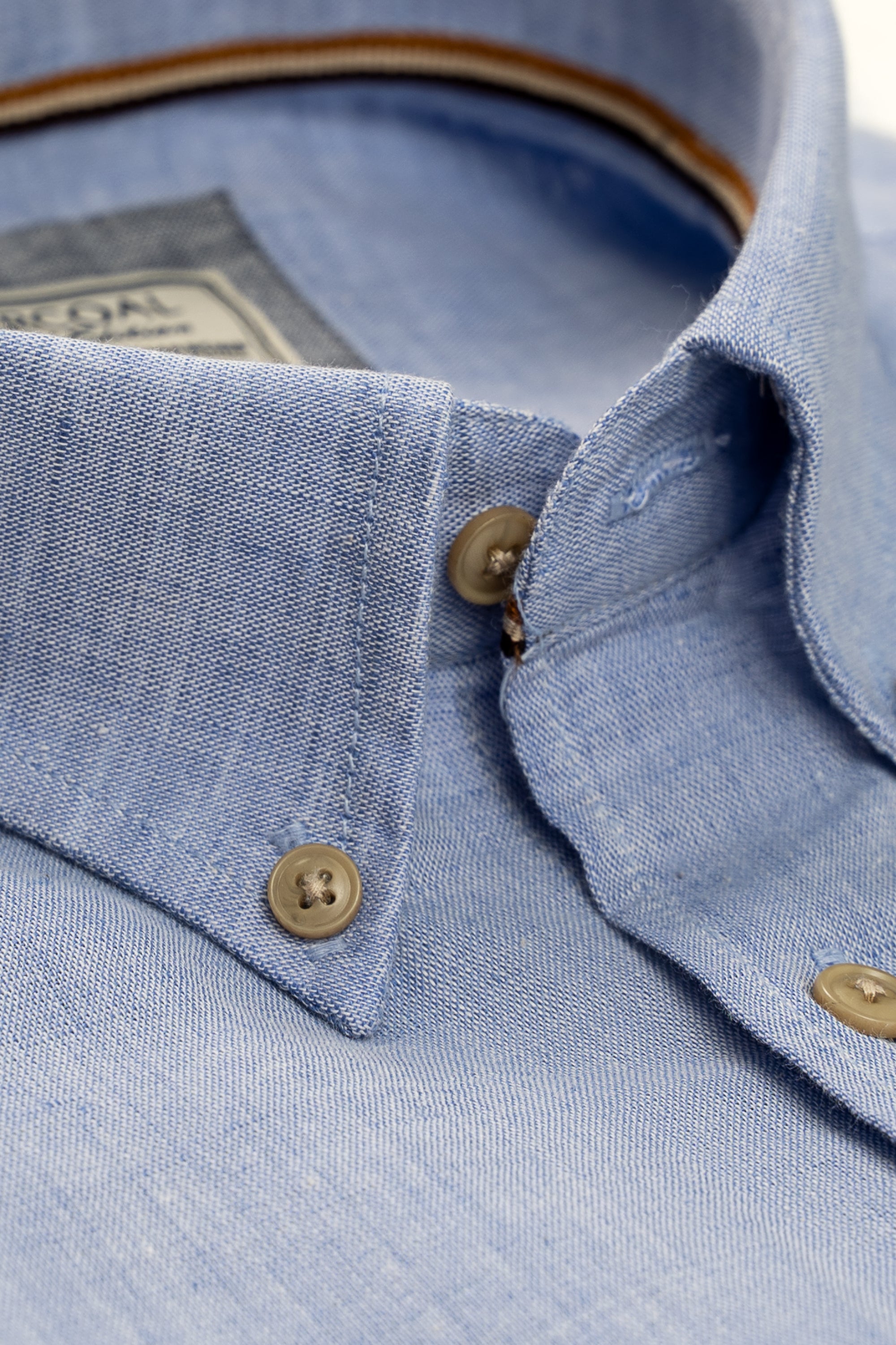 Sky blue linen shirt collar with brass-tone buttons