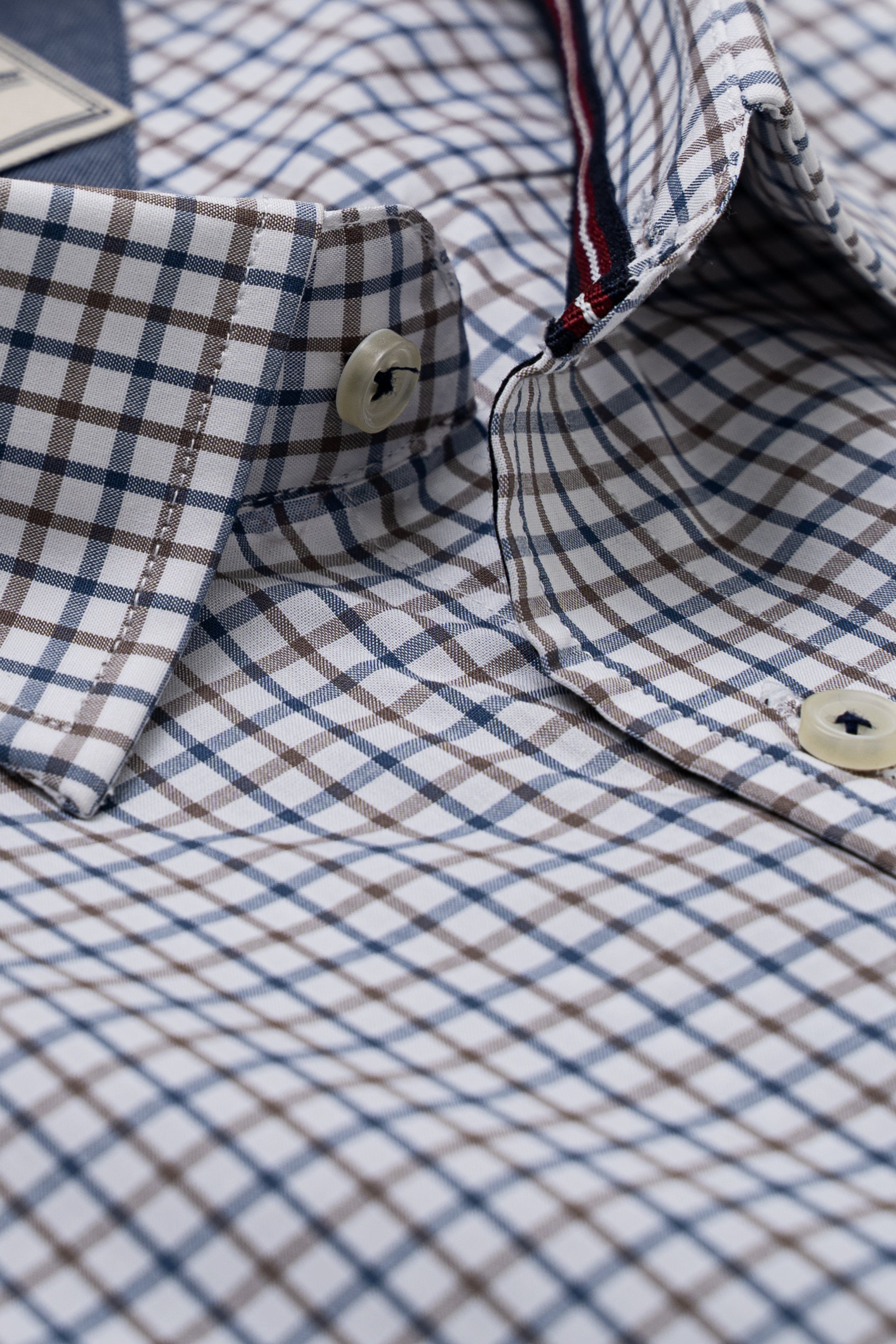Limited edition shirt in white with blue and brown check, buttoned collar detail
