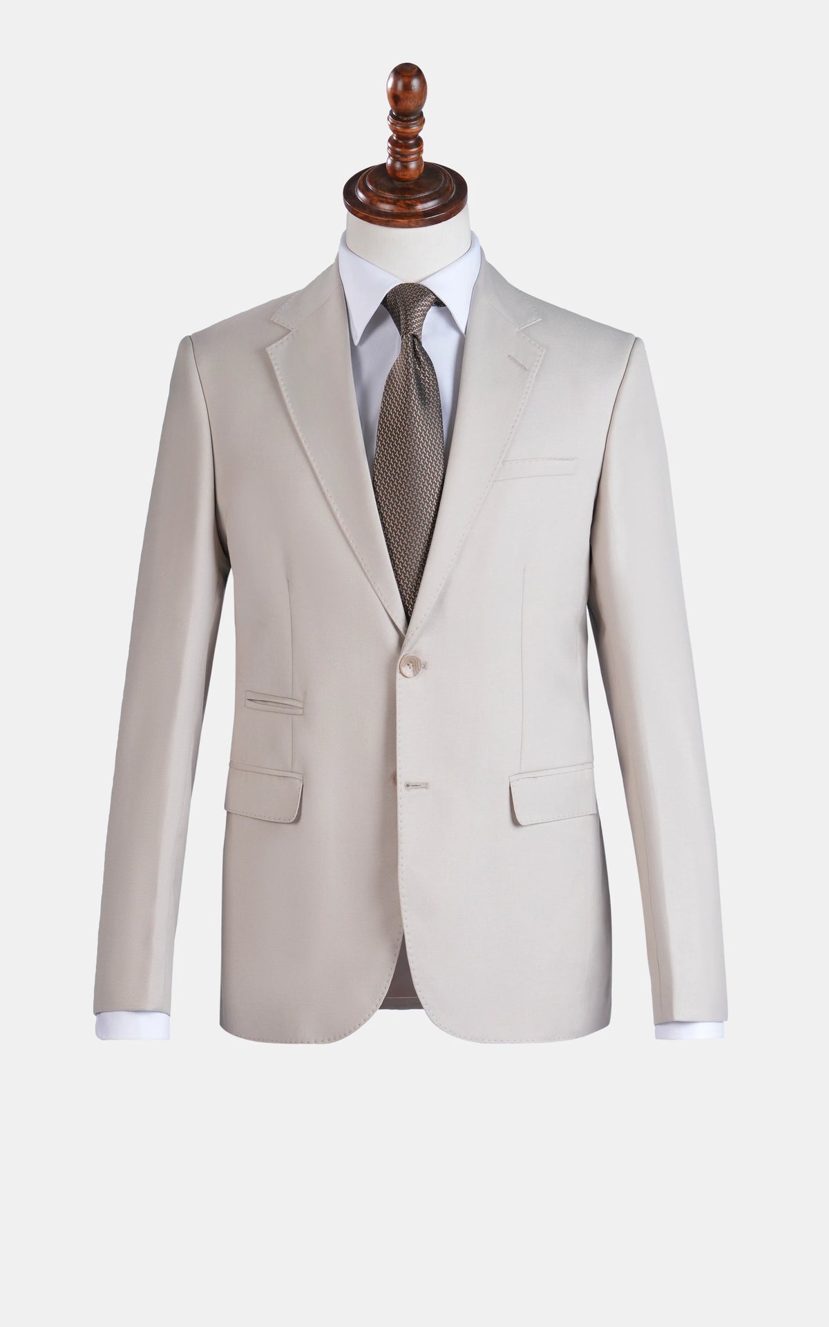 Cream two-piece suit with notch lapels, flap pockets, white shirt and patterned tie