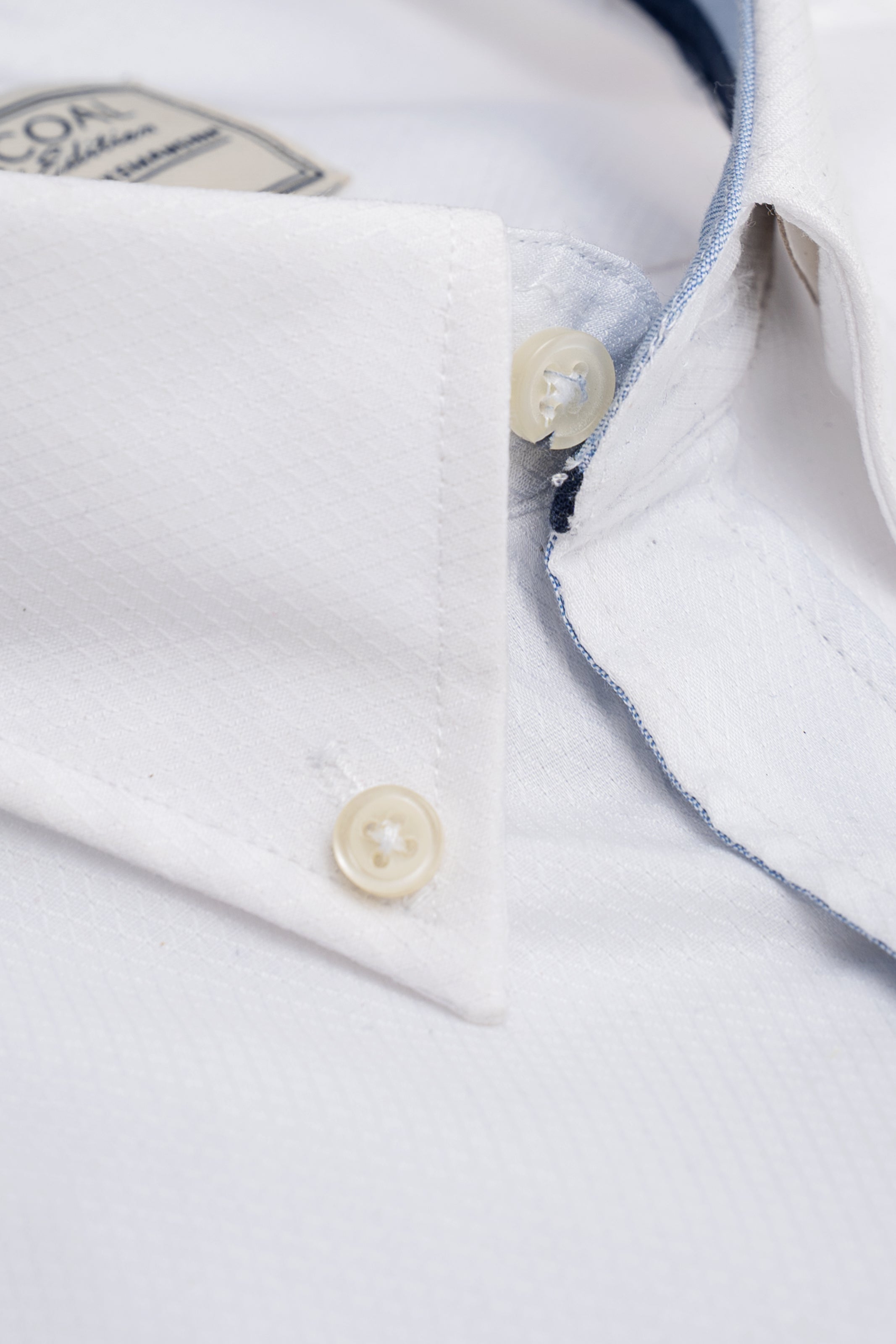 Limited edition shirt collar with light blue edge and white button