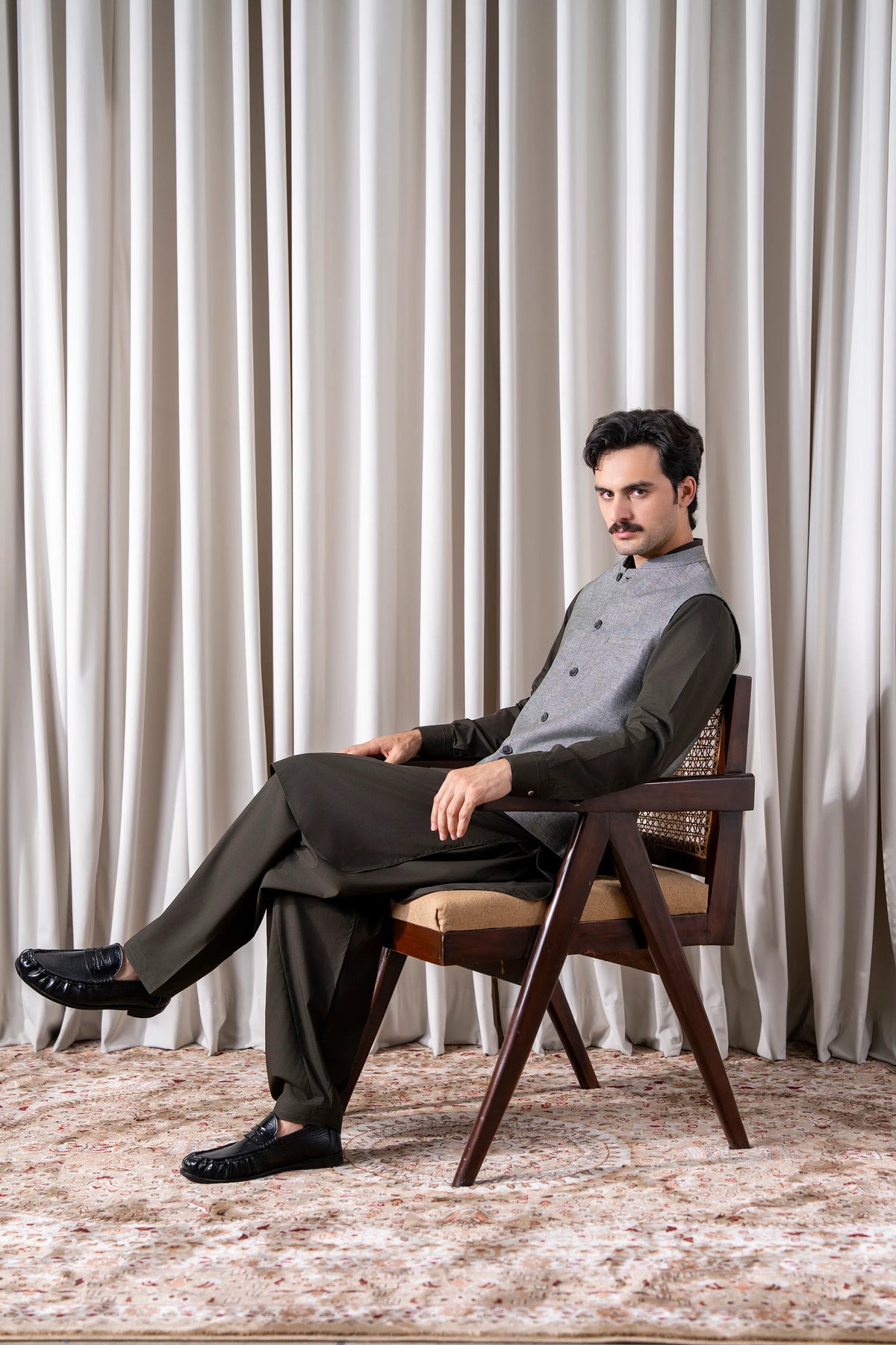 Cotton-linen waistcoat in light gray with black buttons and dark side panels