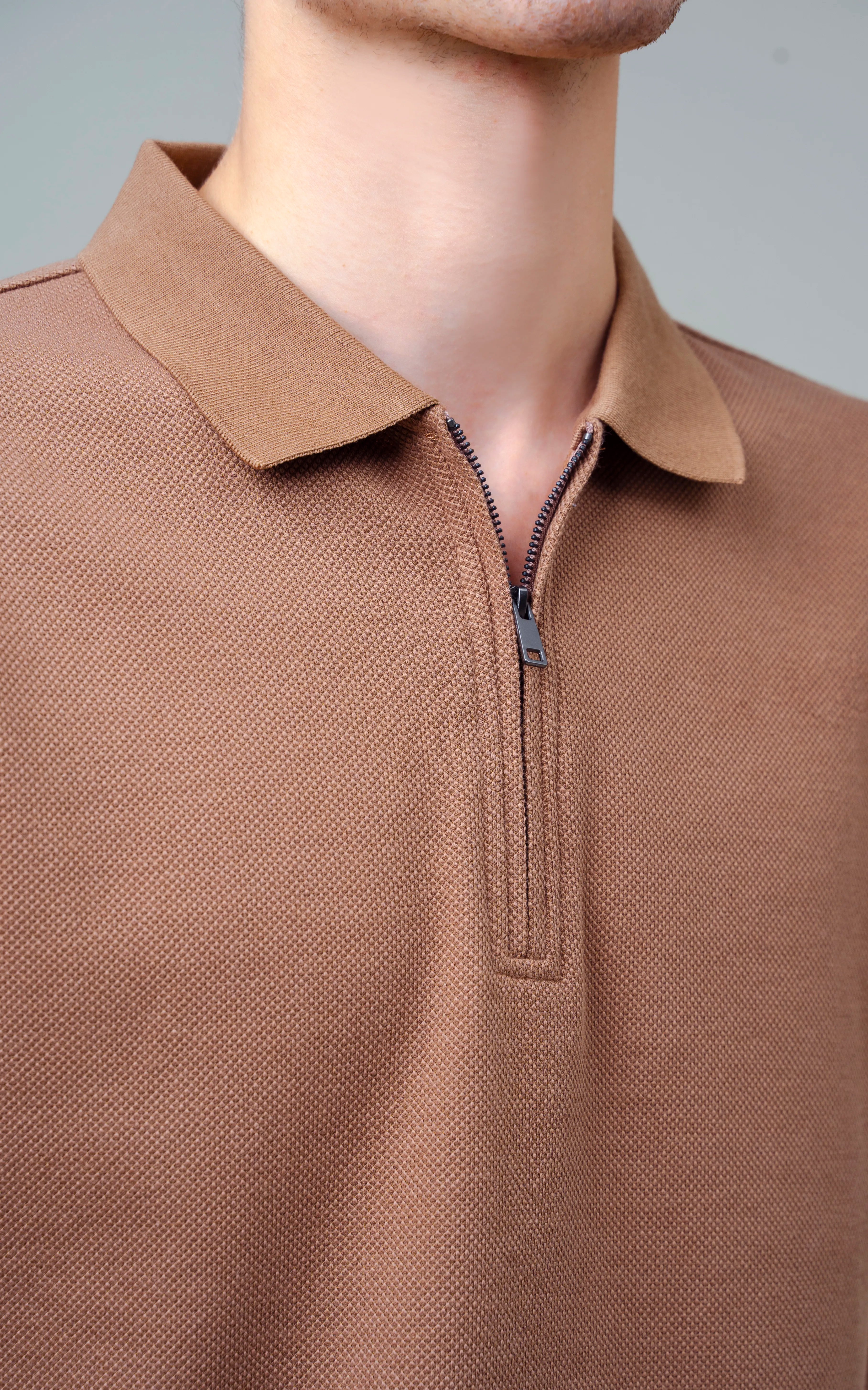 TEXTURED ZIPPER POLO DARK KHAKI