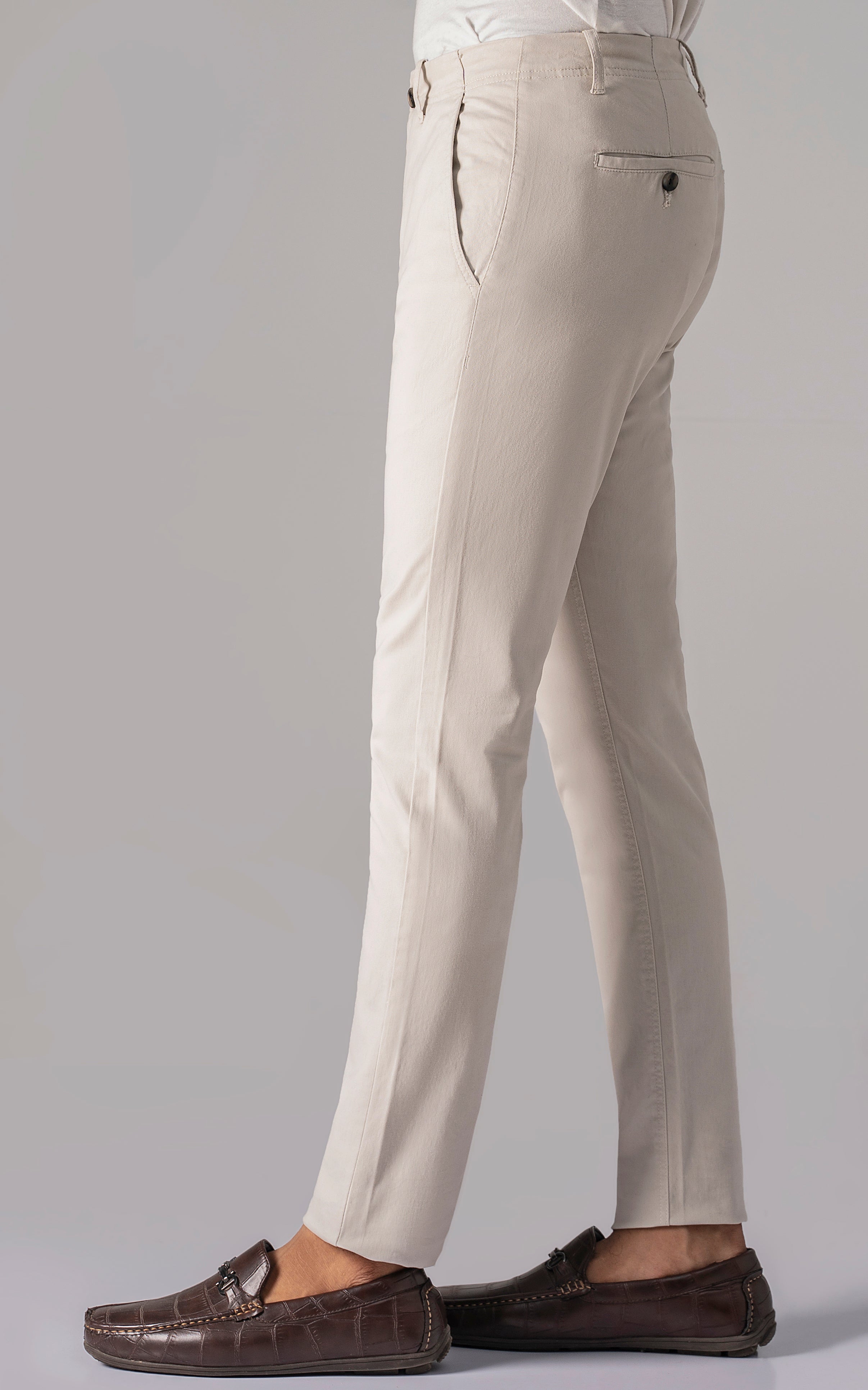 Ecru casual pants with slanted side pockets and belt loops, full length