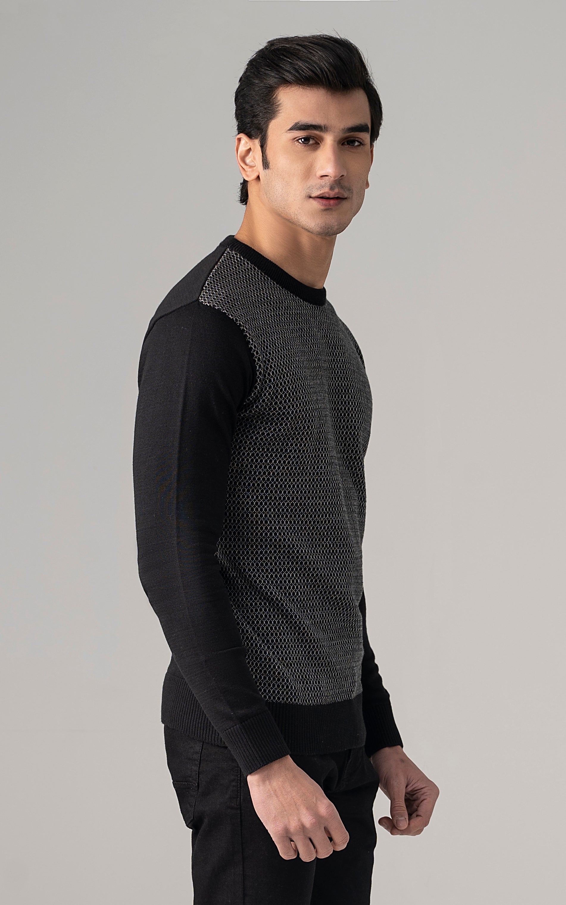 Textured crew neck sweater in dark black, with ribbed cuffs and hem