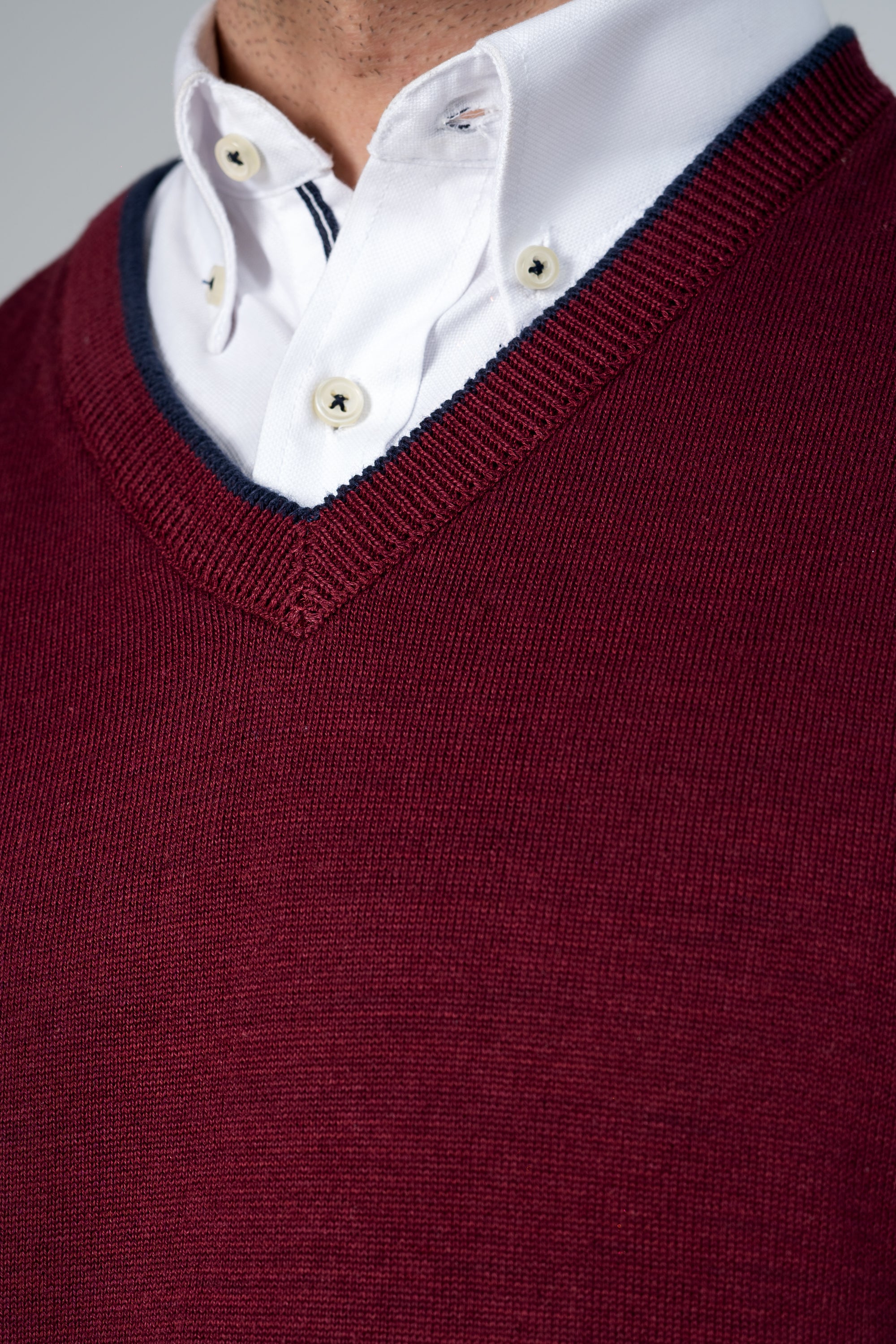SWEATER SLEEVELESS V NECK MAROON