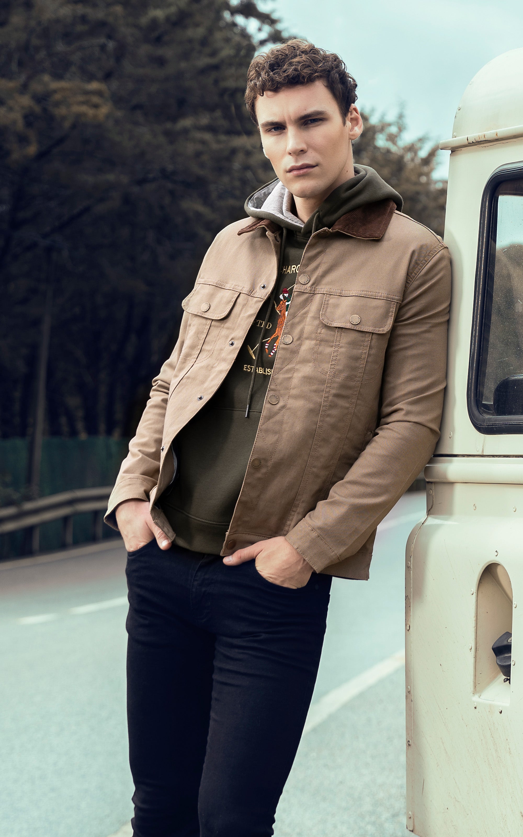 Textured button-up collar jacket in khaki with chest flap pockets and button closure