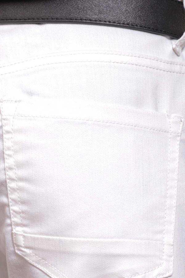 White 5-pocket pants close-up of stitched front pocket