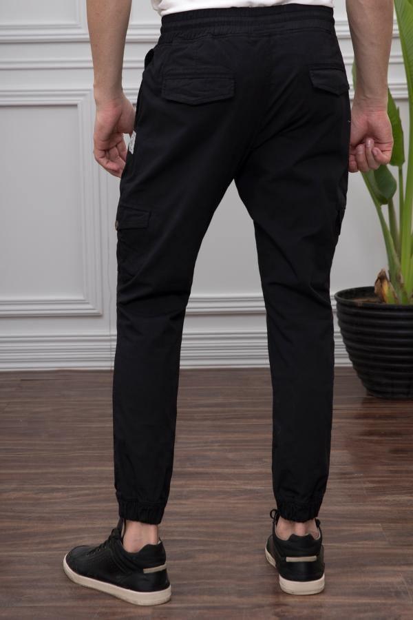 Slim-fit cargo trousers in black with tapered leg, side pockets, and cuffed hem