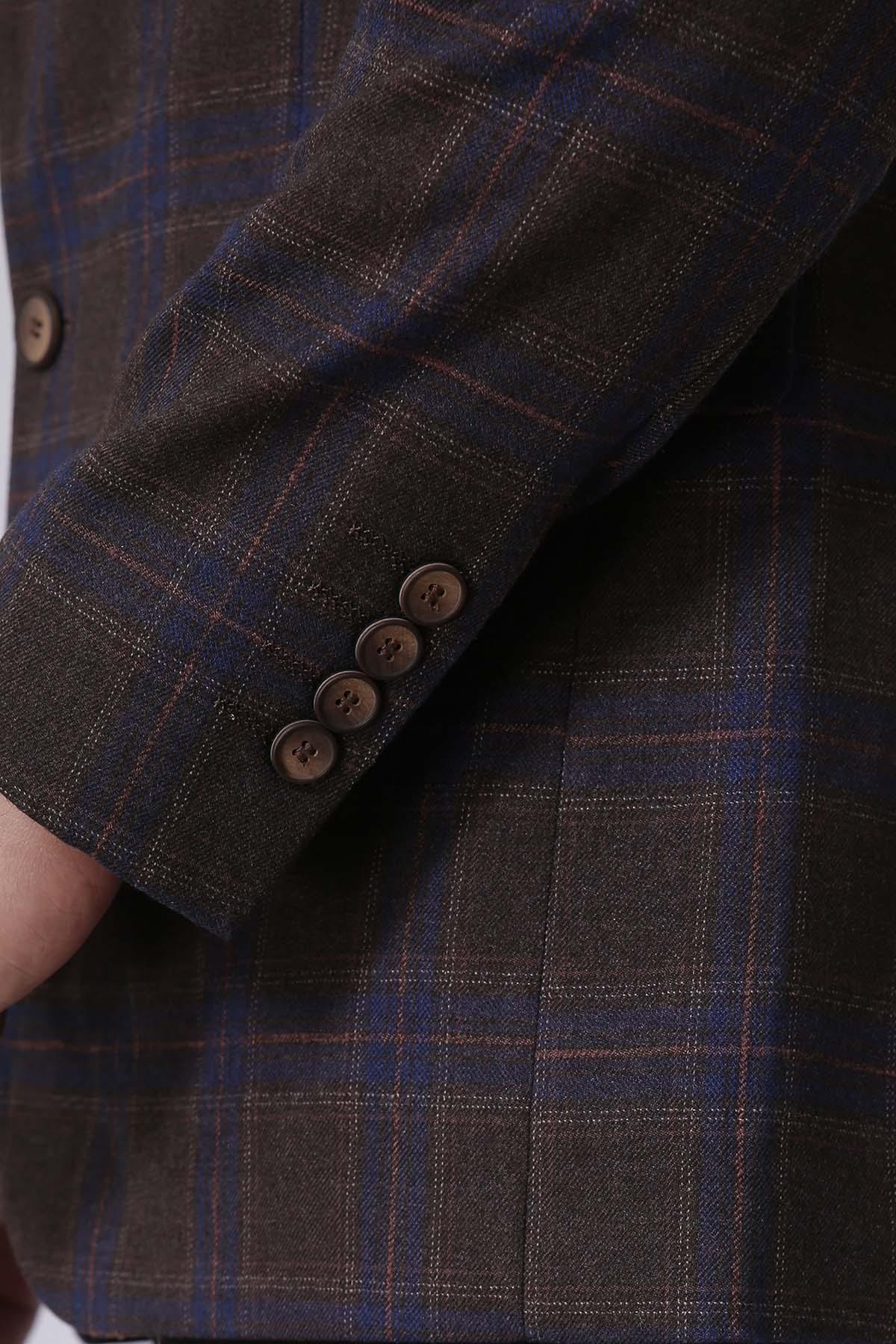 Two-button casual coat sleeve cuff detail, dark plaid, buttoned design