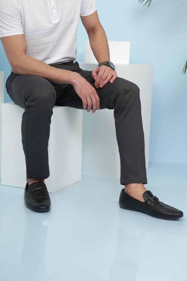 Slim-fit dark grey casual pants with side pockets and tapered leg