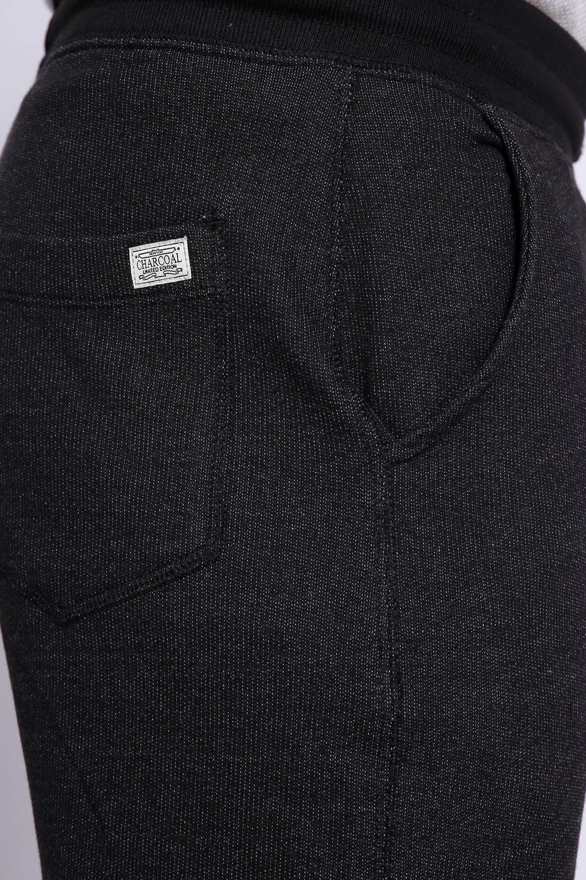 Chain yarn trousers back pocket with small brand patch detail
