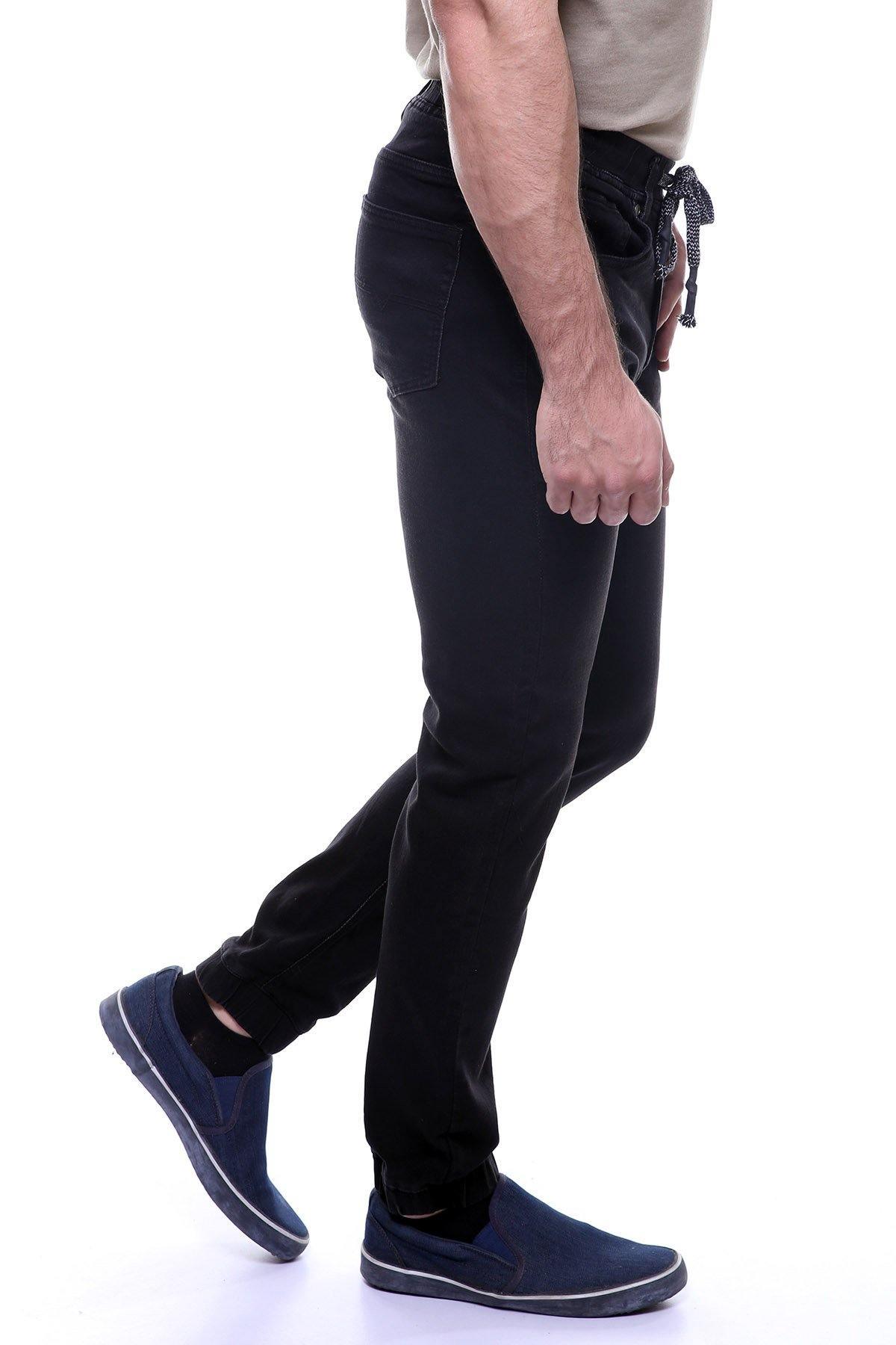 Black 5-pocket jeans with straight tapered leg and visible side seam