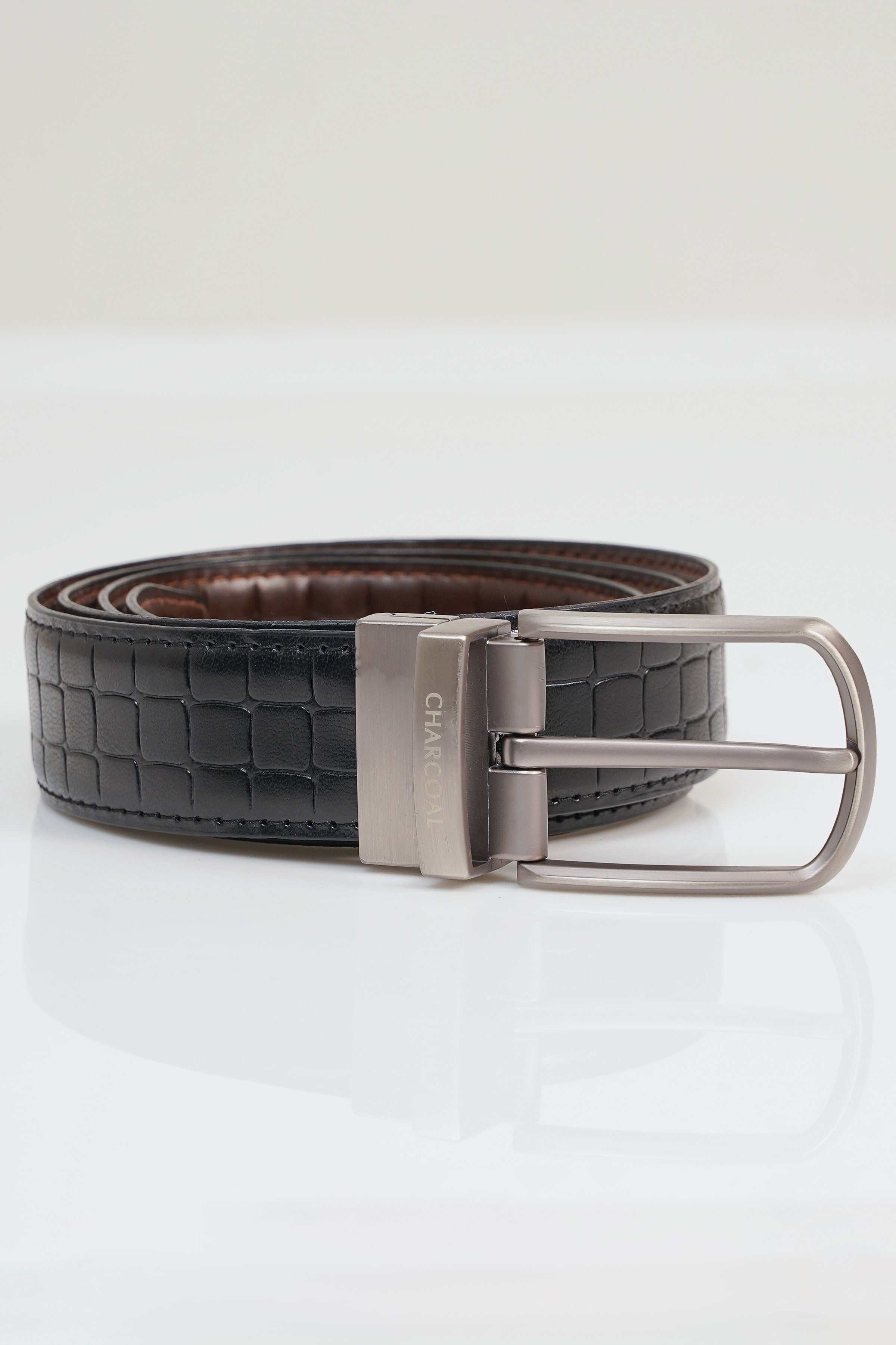 Reversible belt with dark croc-texture and metal pin buckle