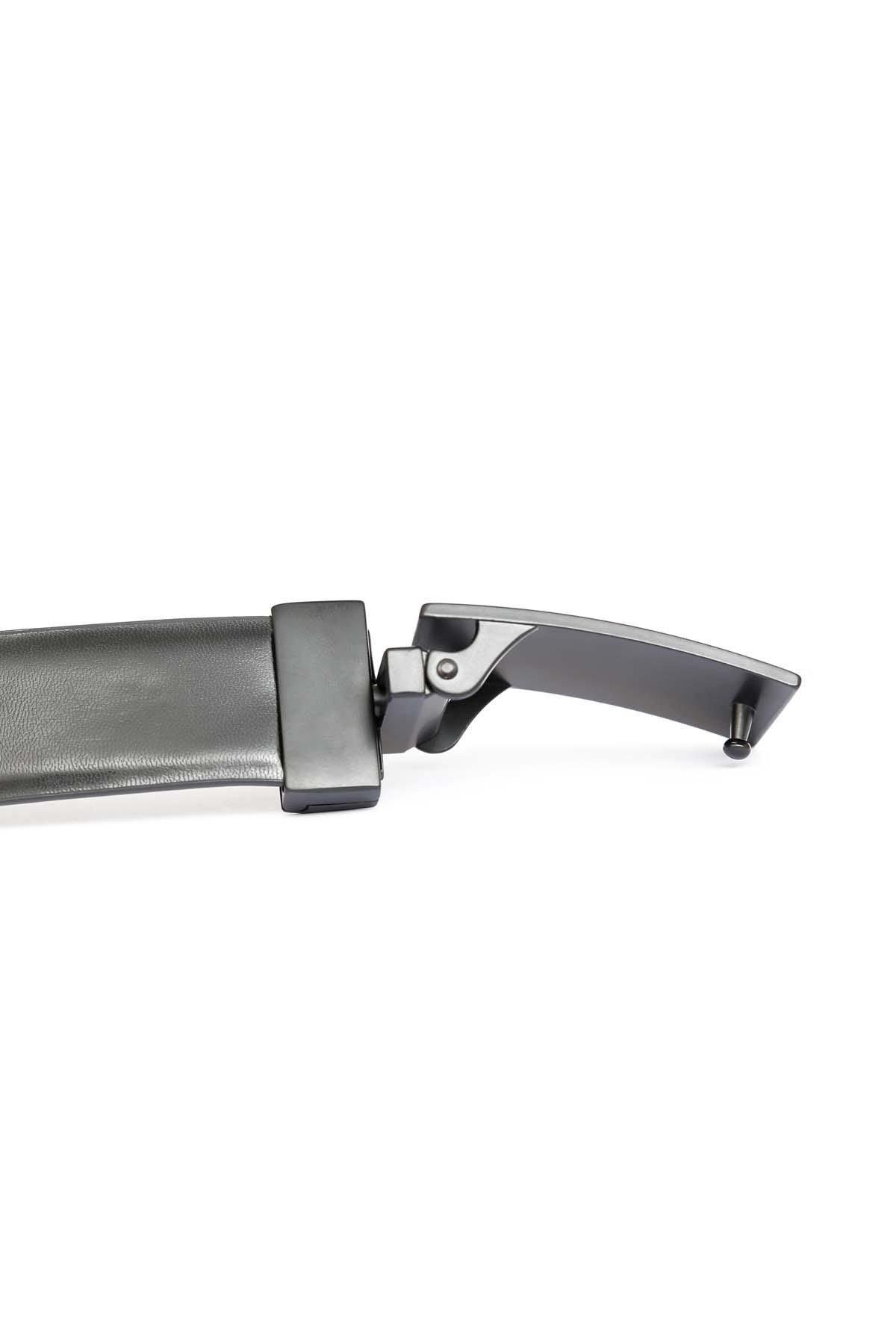 Reversible belt with metal pin buckle and dark leather strap end