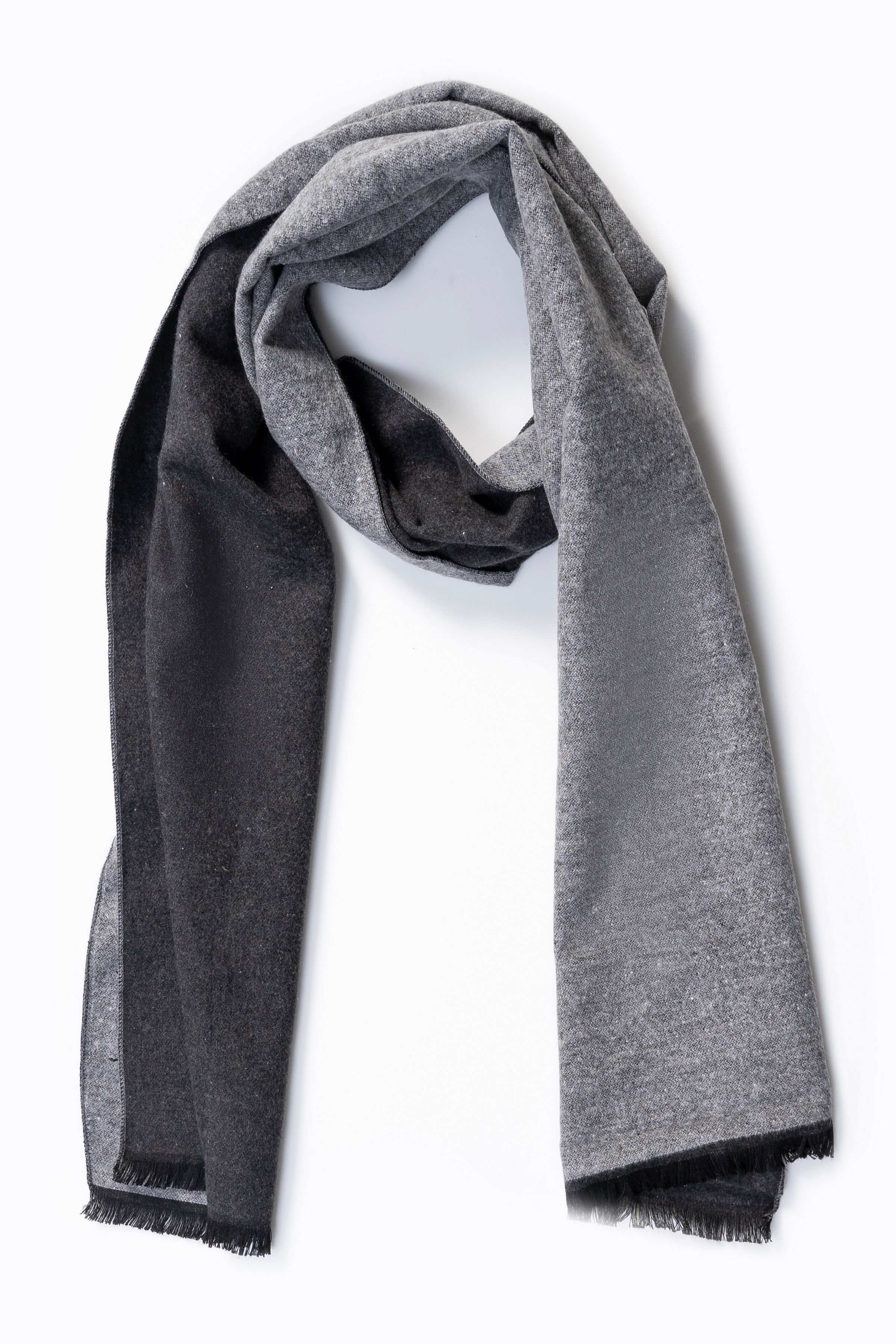 Scarf in dark gray with soft texture and fringed ends