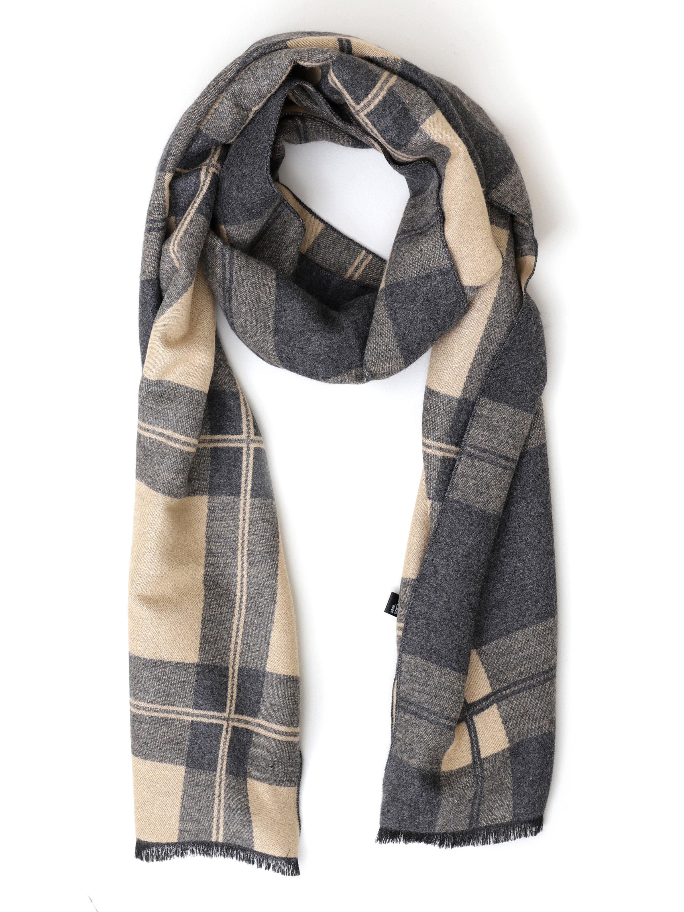 Scarf in dark gray and beige plaid with fringed ends