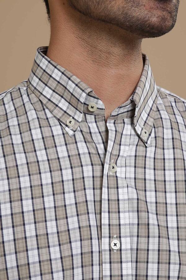 Checked short-sleeve button-up shirt with open collar and front buttons