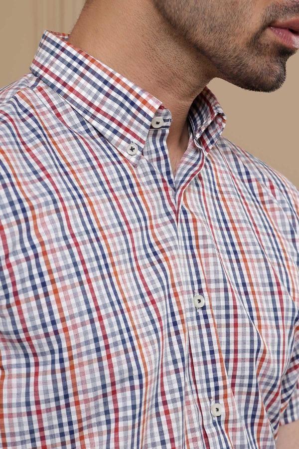 Men's slim-fit short-sleeve check shirt close-up of buttoned collar