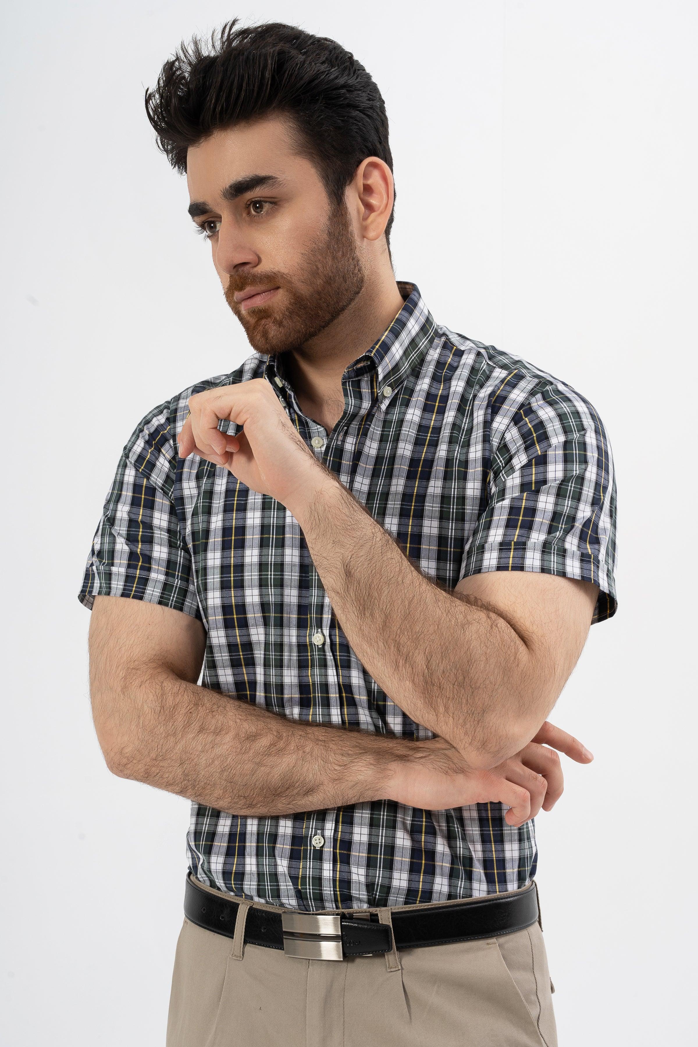 Short-sleeve plaid button-up shirt with chest pockets and front buttons