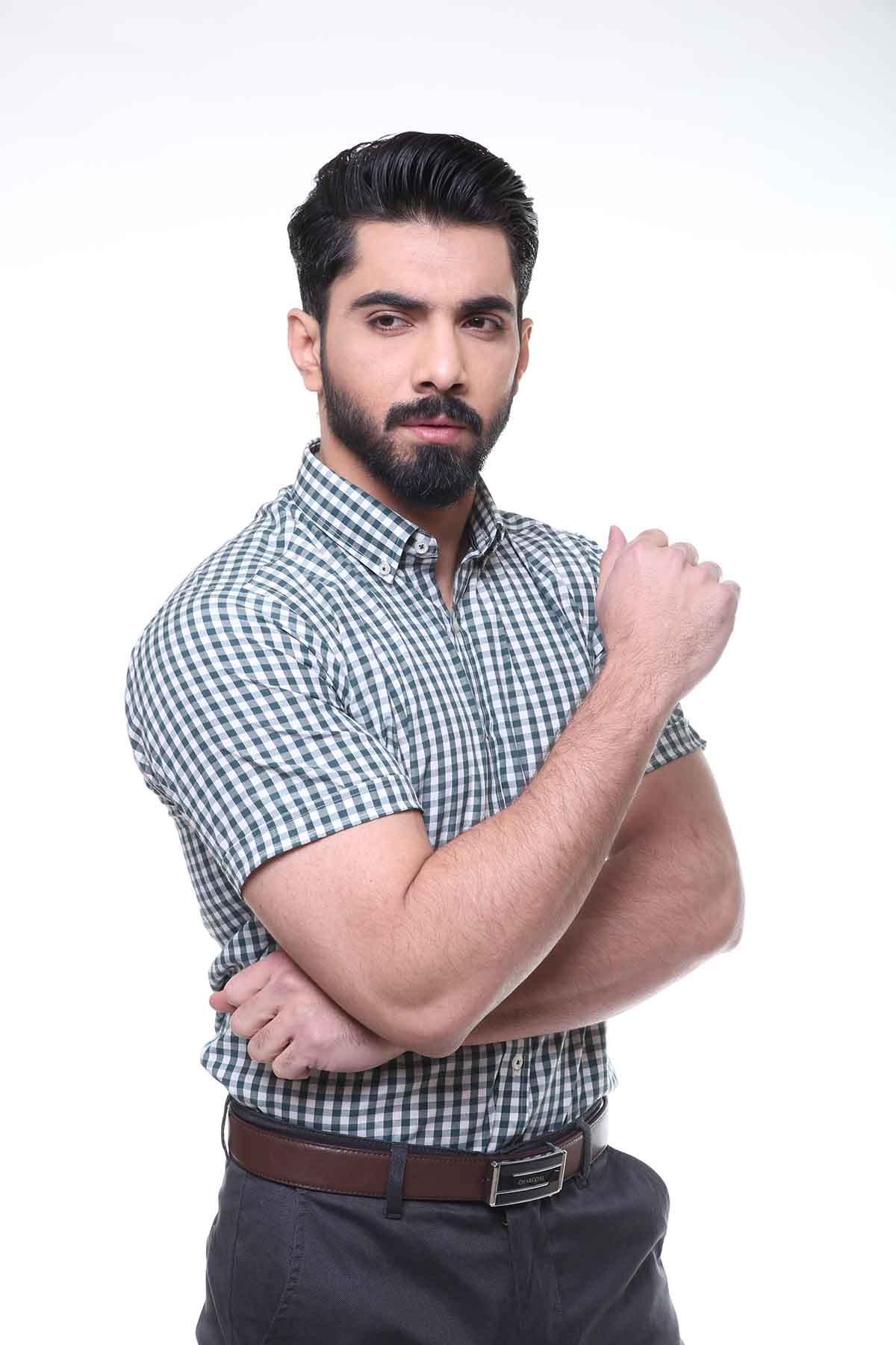 Men's checked button-down shirt, short sleeves, collar and front buttons