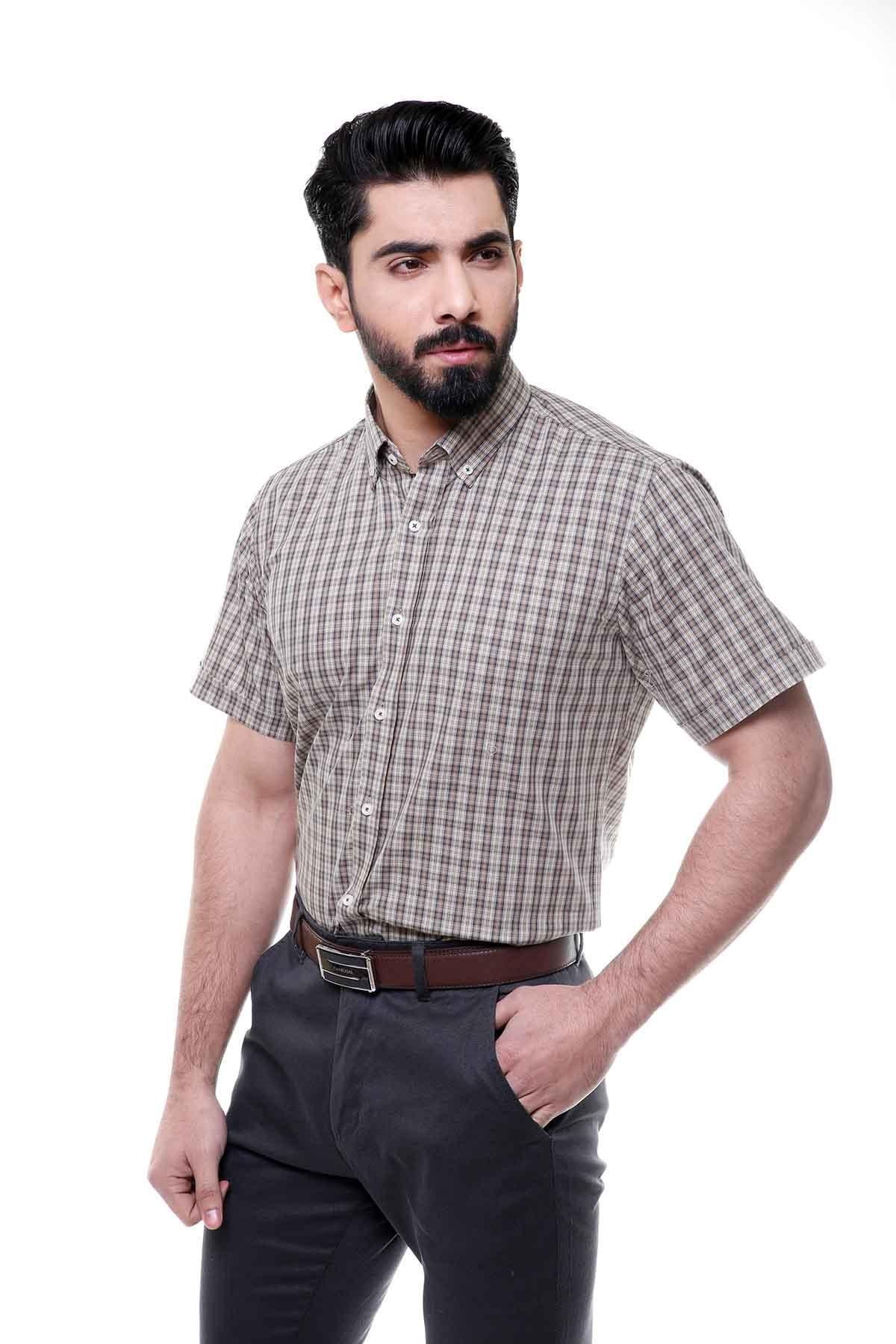 Checkered short-sleeve button-down shirt, chest close-up