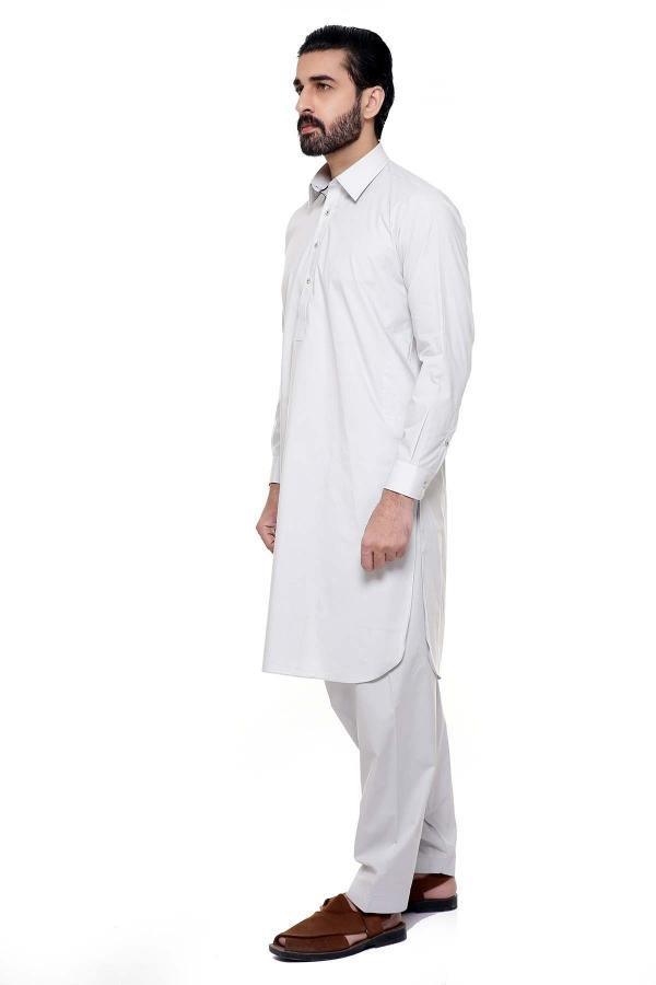 Long tunic with collar and buttons, loose trousers, side view