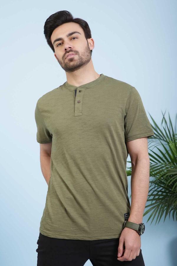 Men’s green Henley T-shirt with three-button placket and short sleeves