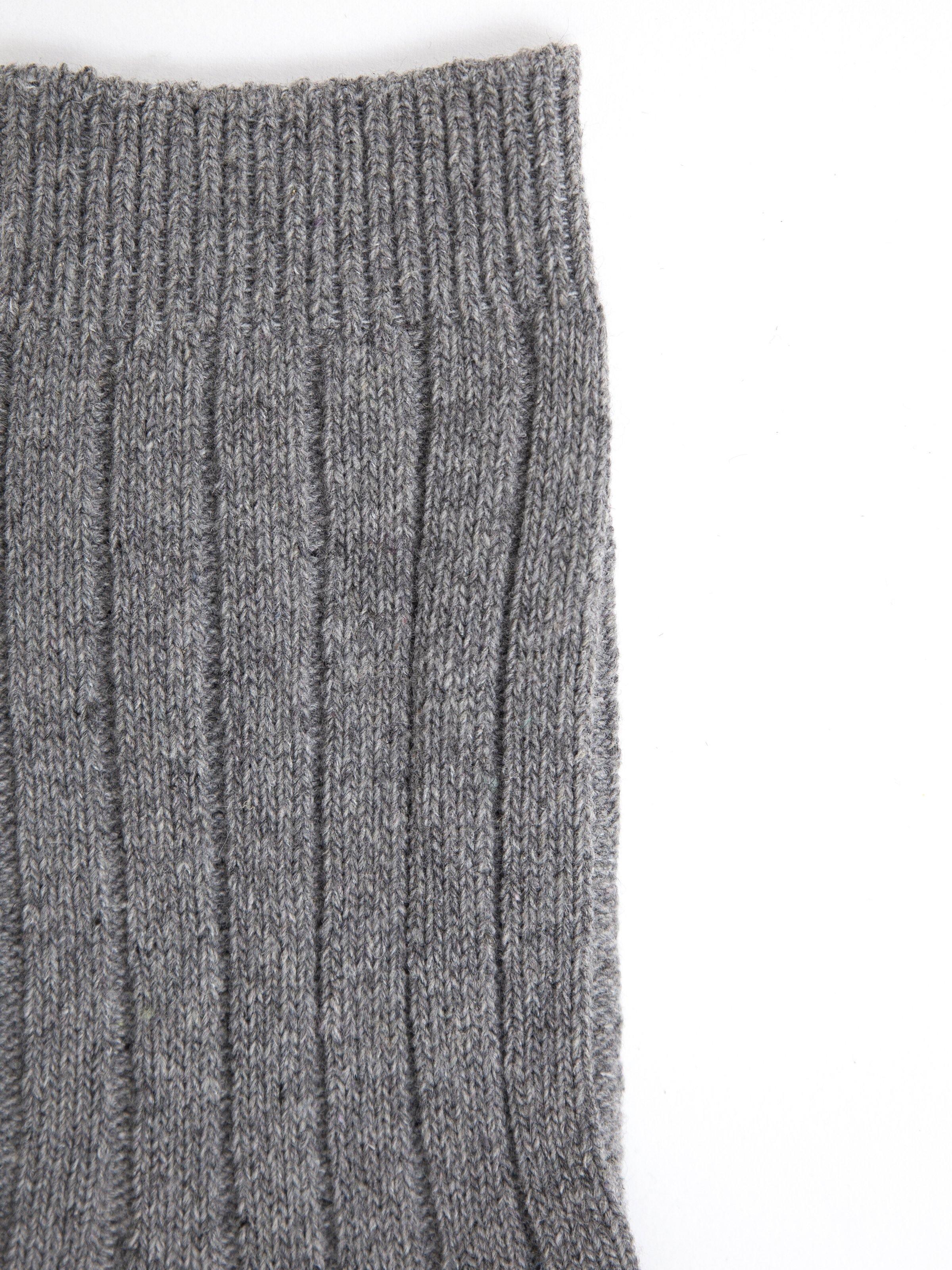 Gray knit socks with vertical ribbed stripes detail