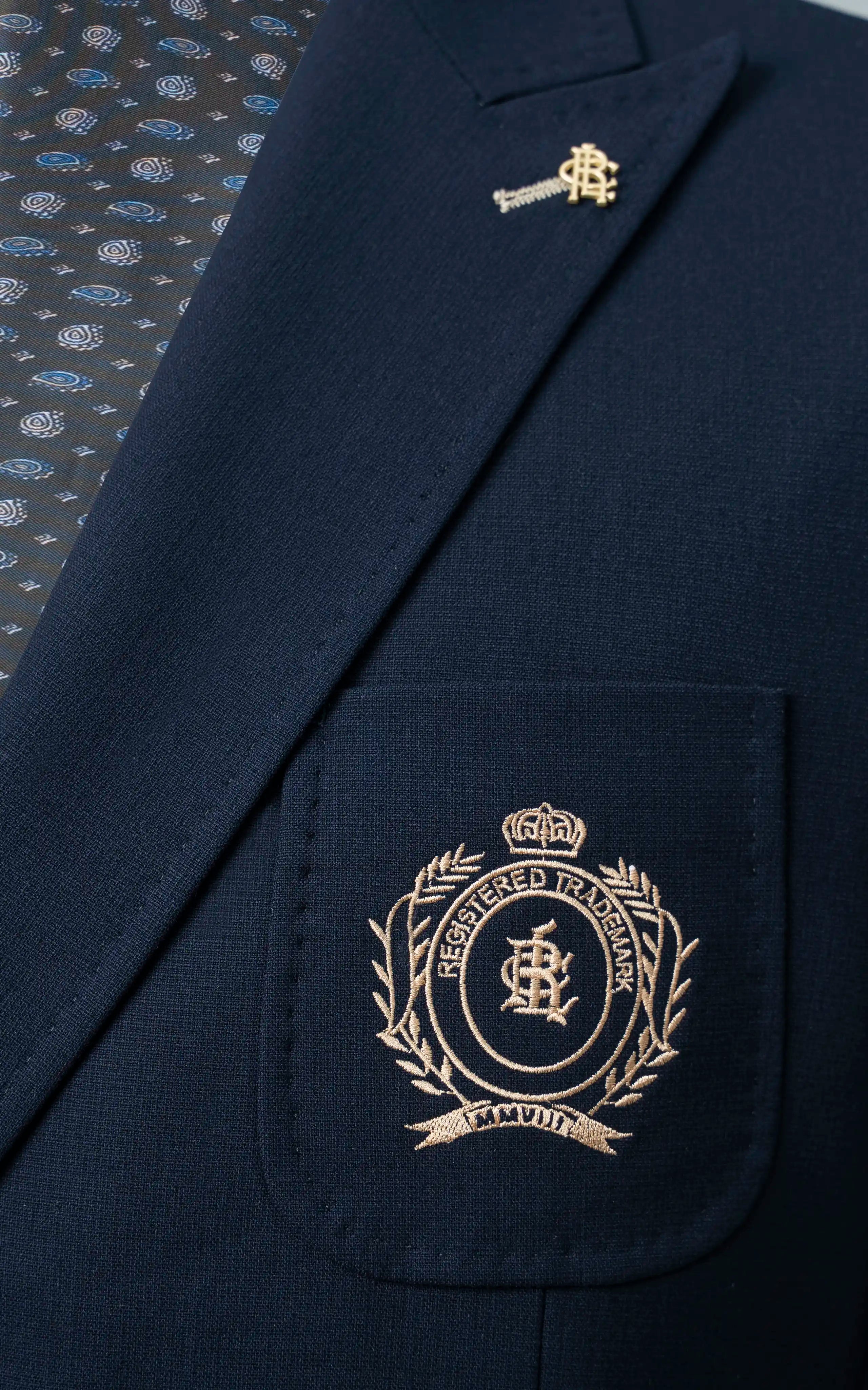 Double-breasted with peak lapels Navy