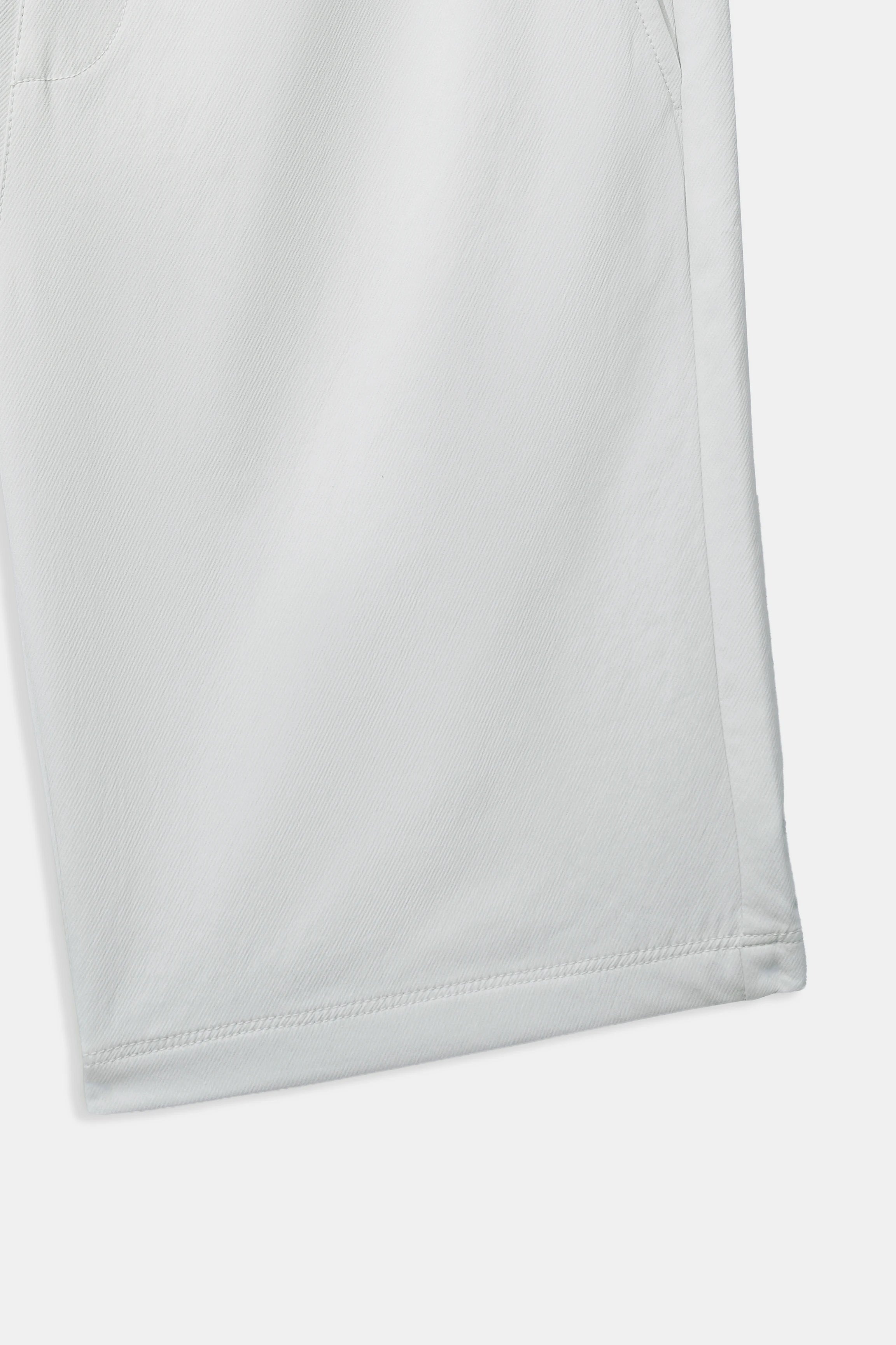 Light-color regular-fit shorts, minimal front panel and straight hem