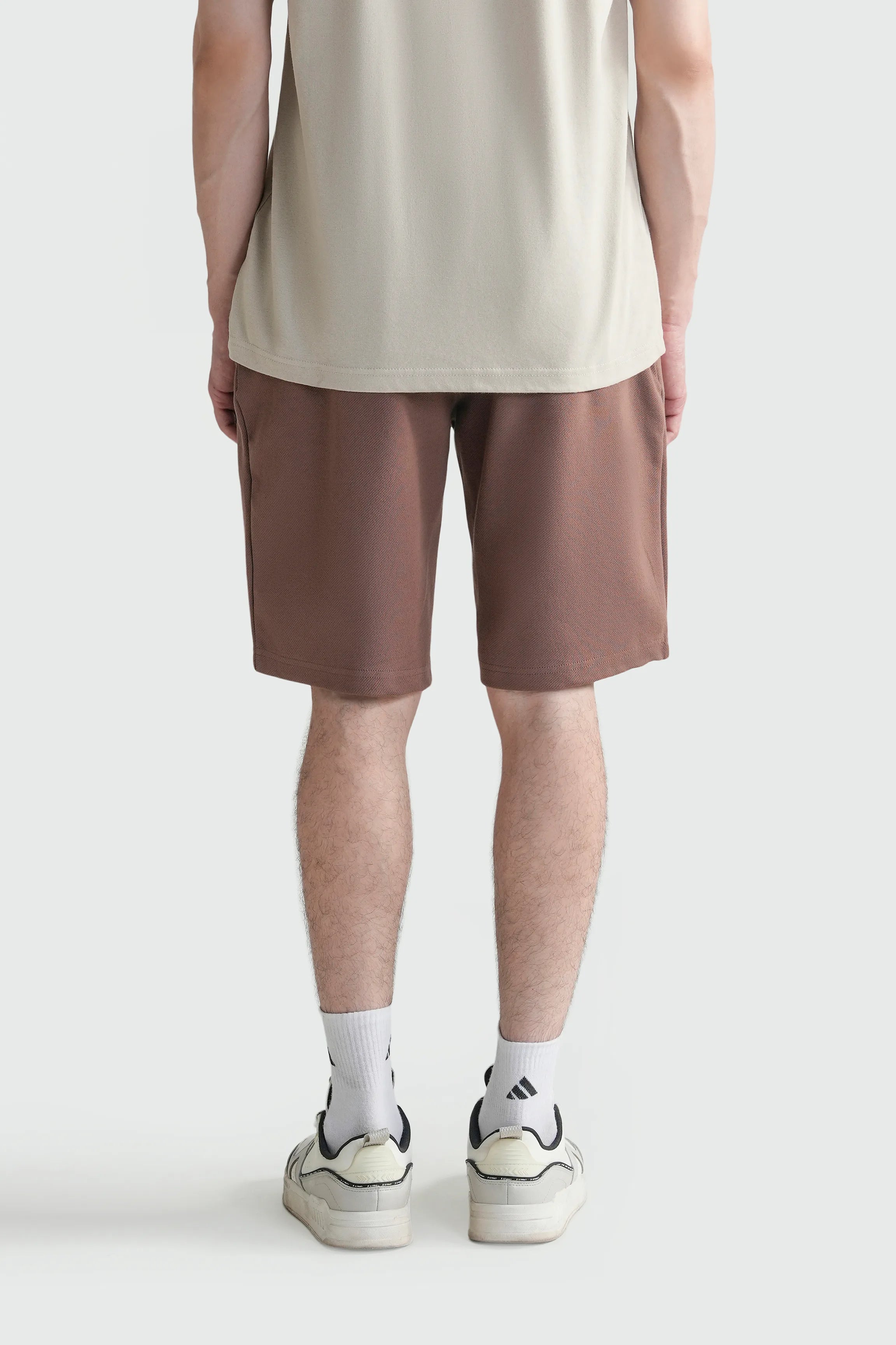Men's regular-fit rust-brown shorts, straight hem, relaxed fit.