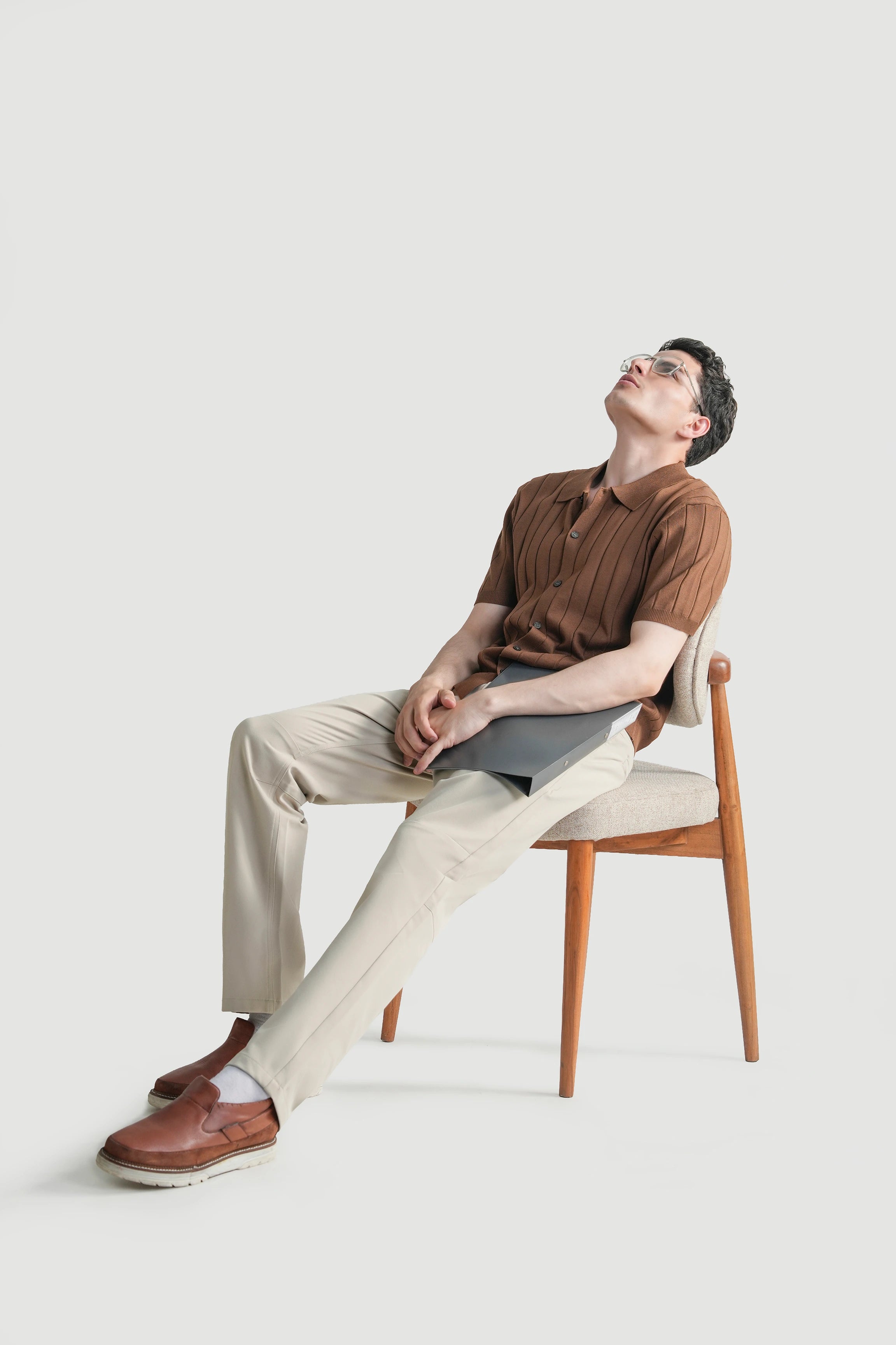 Light beige straight-fit travel pants with side pockets and buttoned front