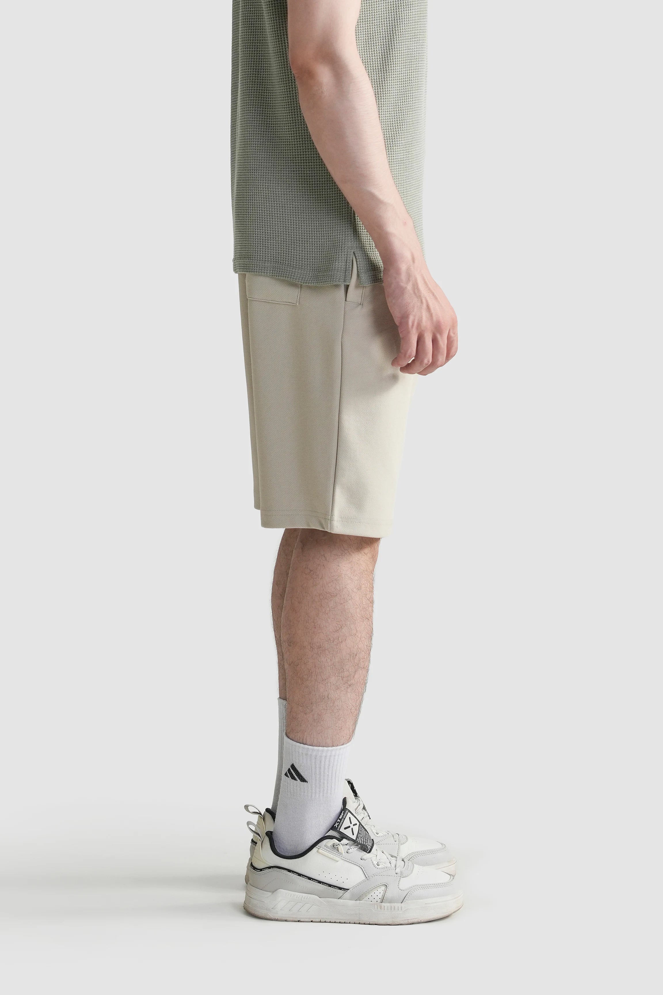Men's stone regular-fit shorts with elastic waistband, side seam and hem