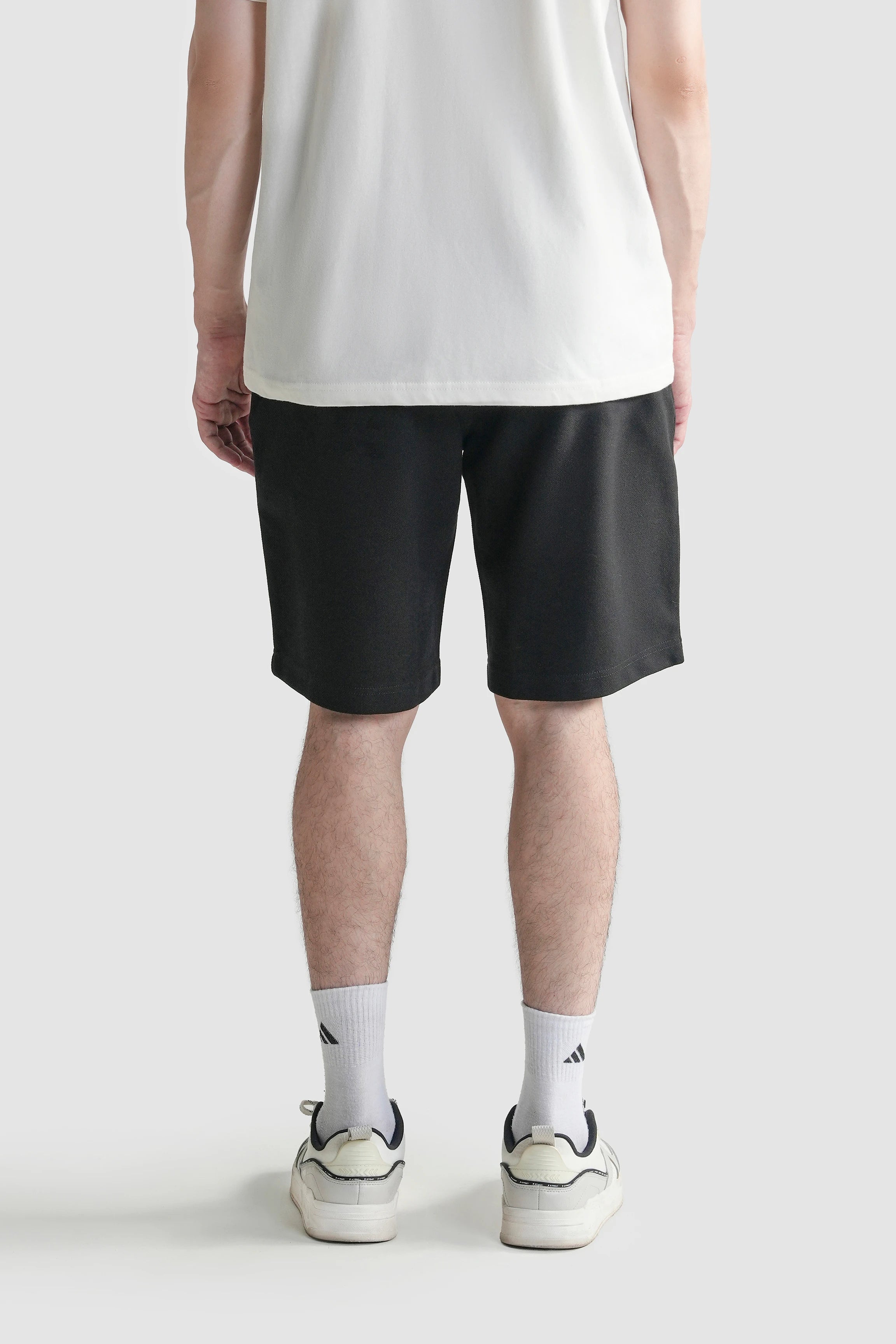 Black regular-fit shorts with elastic waistband and drawstring, straight hem
