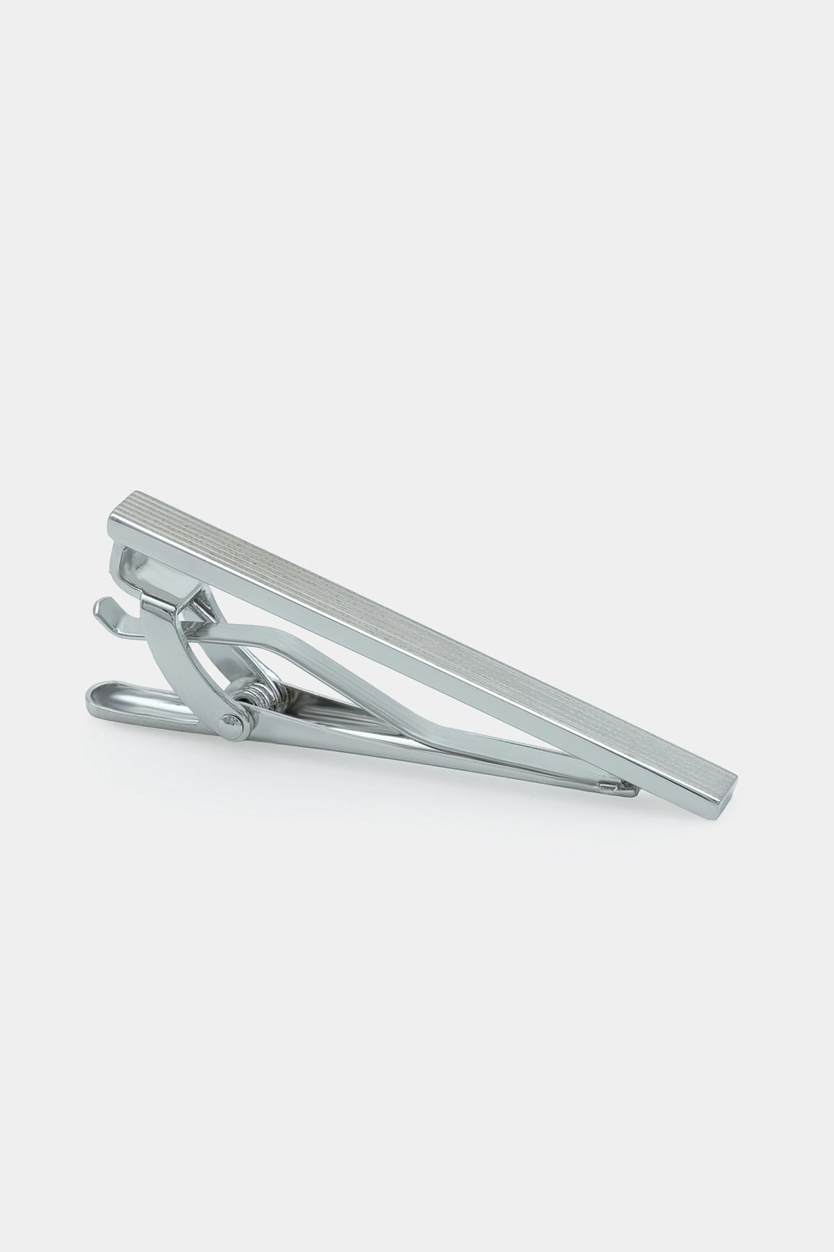 Silver tie clip with ribbed bar and hinged clasp